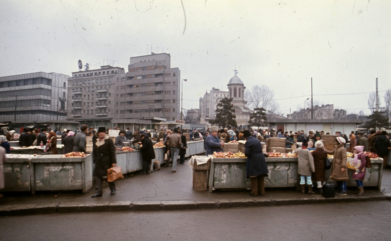 Románia, Bukarest, Piata Unirii, nagypiac., 1986, Urbán Tamás, kereskedelem, színes, tömeg, piac, gyümölcs, Fortepan #47191