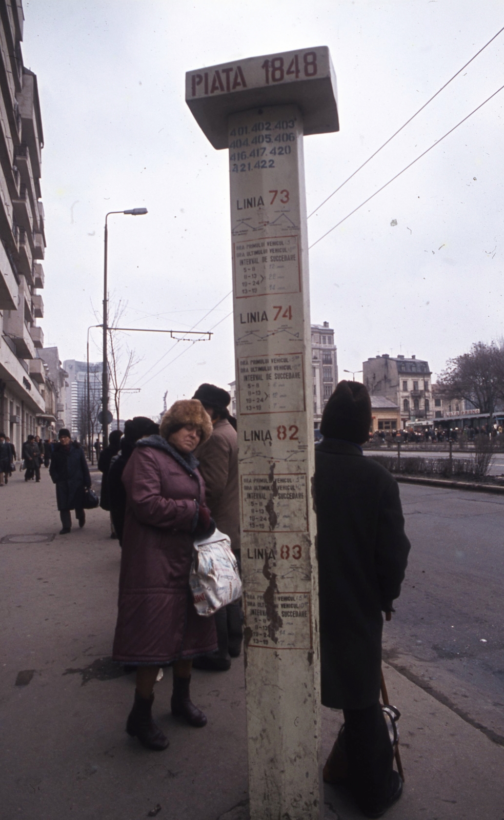 Románia, Bukarest, Bulevardul Ion C. Bratianu (Bulevardul 1848) a Piata Sfantul Gheorghe (Piata 1848) mellett., 1986, Urbán Tamás, színes, szálloda, buszmegálló, tömegközlekedés, szőrmesapka, viszonylatszám, Ikarus-márka, Ikarus 280, Fortepan #47195