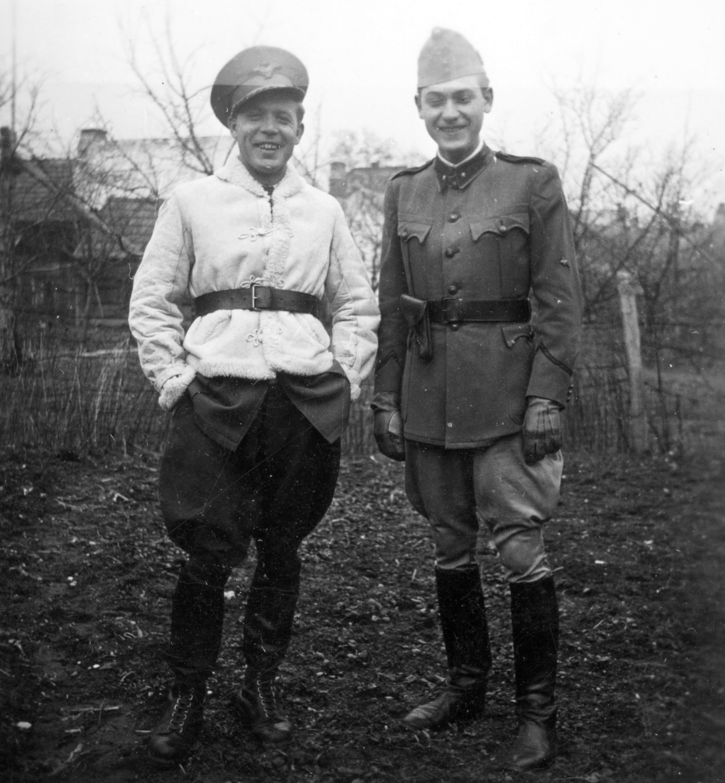 Hungary, Győr, Kispásztor utca, a felvétel az egyik kertben készült., 1938, Vargha Zsuzsa, hands in pockets, double portrait, soldier, Fortepan #47229
