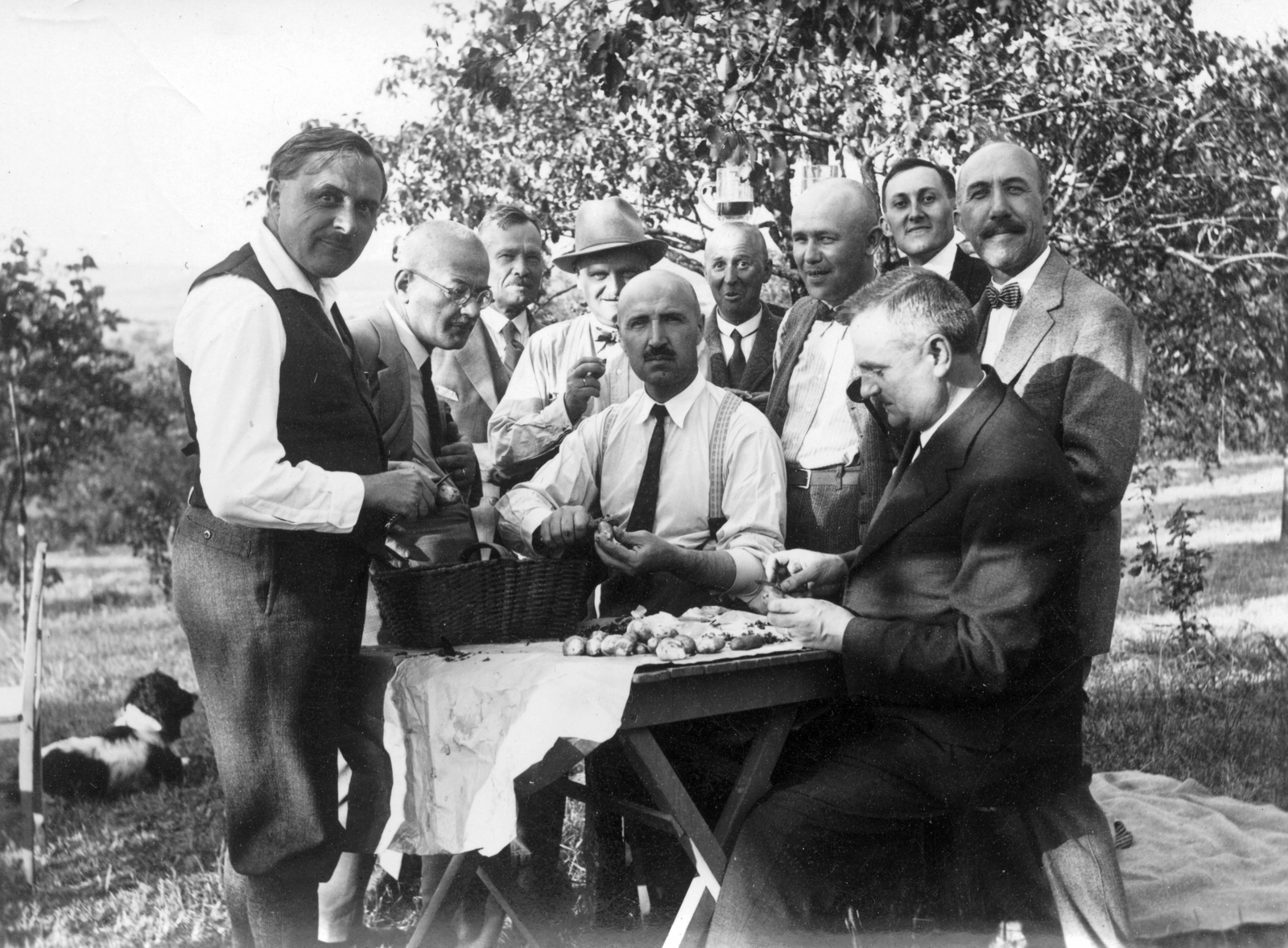 Hungary, Sopron, Sörház-domb, a felvétel az egyik kertben készült., 1934, Vargha Zsuzsa, dog, tableau, men, table, potato, teacher, Fortepan #47245
