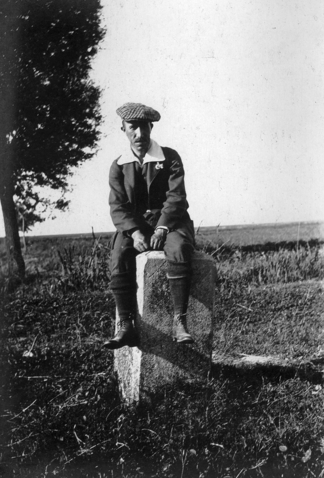 1926, Vargha Zsuzsa, portrait, agriculture, man, milestone, sitting, Fortepan #47250