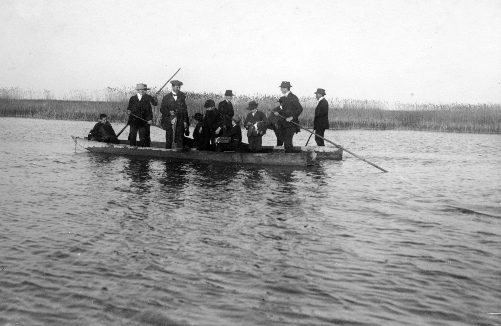 Hungary, Sopron, Balf (ekkor önálló, ma a város része), Pittner-fürdő. A Soproni Evangélikus Líceum diákjainak osztálykirándulása., 1923, Vargha Zsuzsa, boating, men, water surface, genre painting, boat, boys, reed, teacher, Fortepan #47253