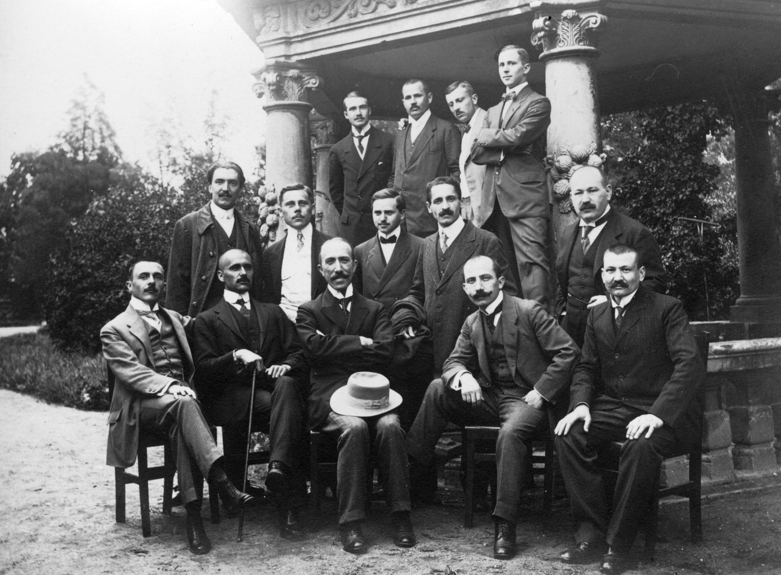 Magyarország, Sopron, Balfi út, evangélikus temető, háttérben a Gálffy kripta., 1920, Vargha Zsuzsa, divat, kalap, park, csoportkép, férfiak, sétabot, pavilon, kalap térden, tanár, nyakkendő, csokornyakkendő, Fortepan #47257