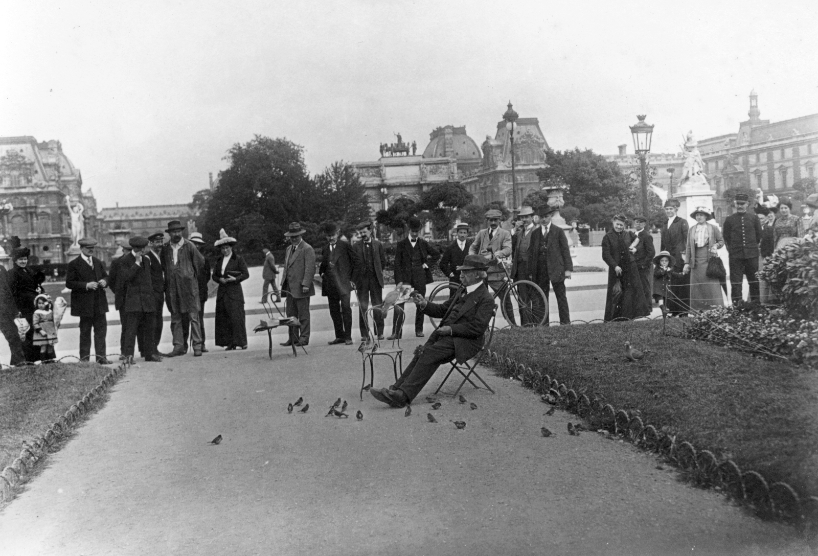 France, Paris, Tuileriák kertje, háttérben a Carrousel-diadalív és a Louvre., 1913, Vargha Zsuzsa, candelabra, street view, bird, triumphal arch, Charles Percier-design, Pierre-François-Léonard Fontaine-design, Fortepan #47265