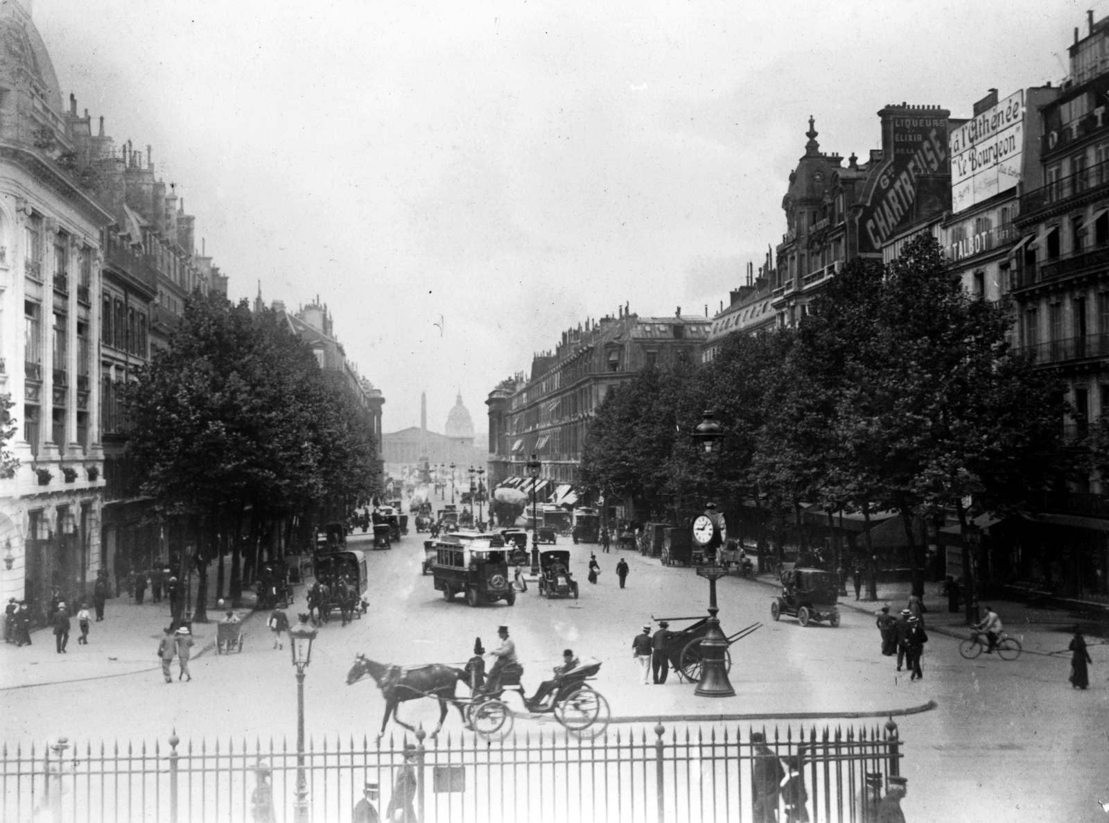 France, Paris, kilátás a Madeleine-templom oszlopcsarnokából a Rue Royal felé, távolban a Place de la Concorde., 1913, Vargha Zsuzsa, transport, bicycle, bus, watch, street view, Fortepan #47267
