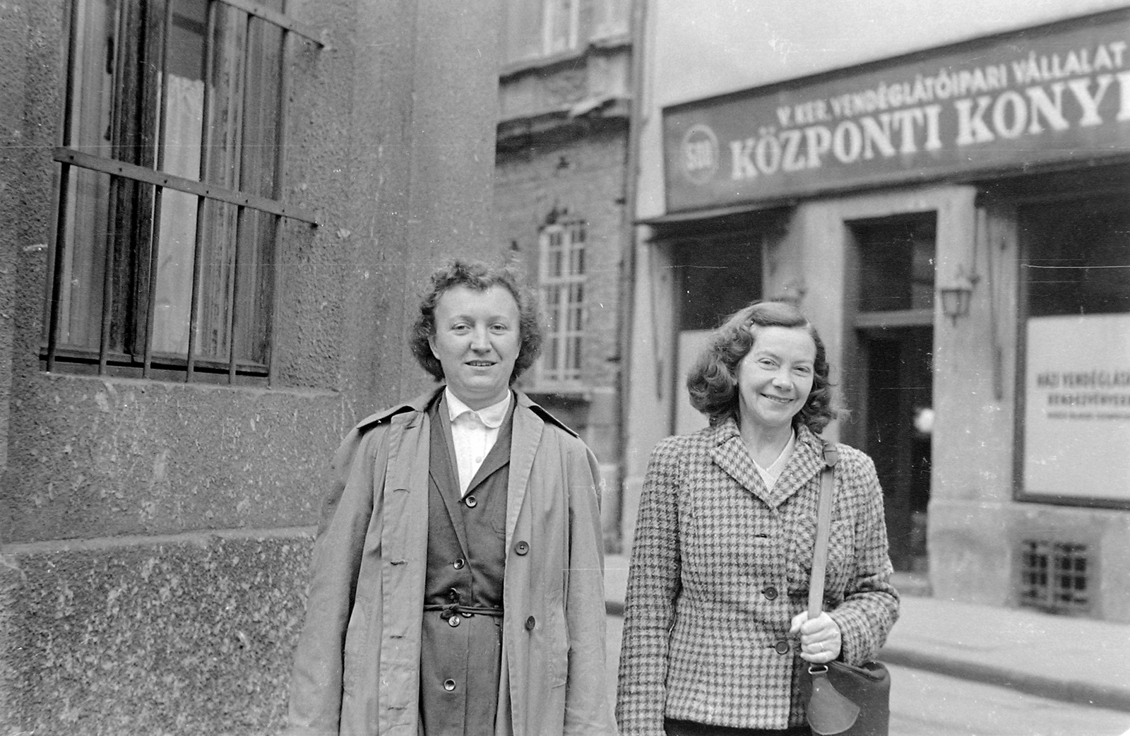 Hungary, Budapest V., a felvétel a Vitkovics Mihály utca sarkán készült, háttérben a Semmelweis utca 21. számú épületben az V. kerületi Vendéglátóipari Vállalat központi konyhája., 1960, Fortepan, portrait, sign-board, Budapest, Fortepan #4727