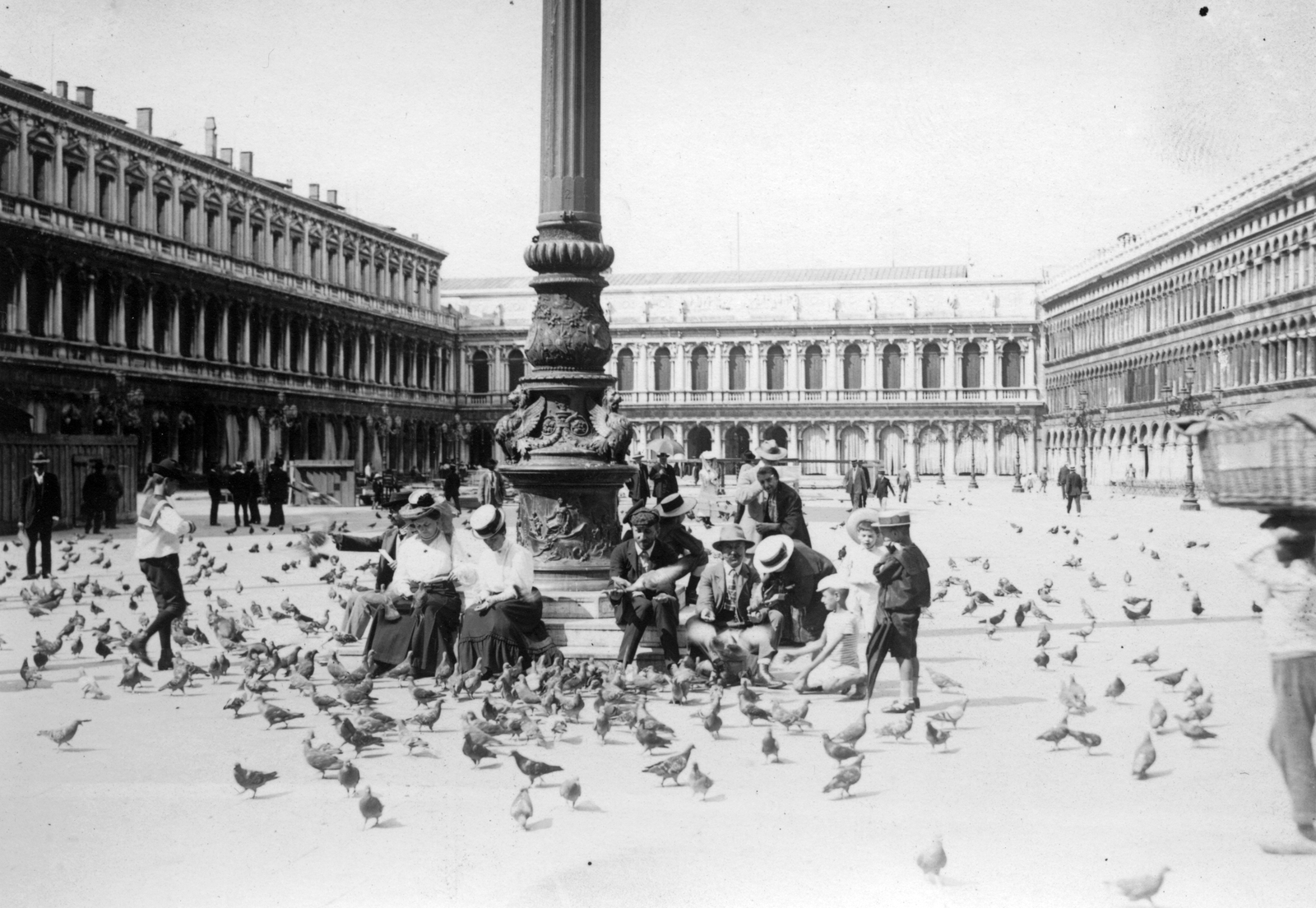 Italy, Venice, Szent Márk tér., 1909, Vargha Zsuzsa, square, dove, bird feeding, Fortepan #47270