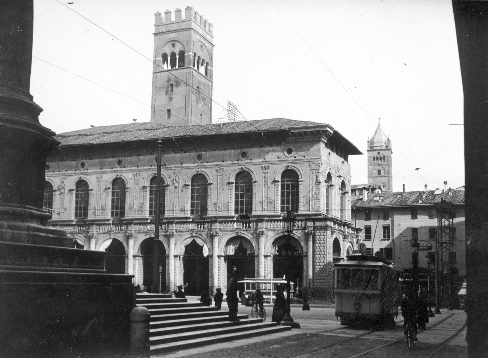 Olaszország, Bologna, Piazza Maggiore, középen a Palazzo del Podestà., 1909, Vargha Zsuzsa, villamos, palota, középület, Aristotele Fioravanti-terv, viszonylatszám, Fortepan #47272