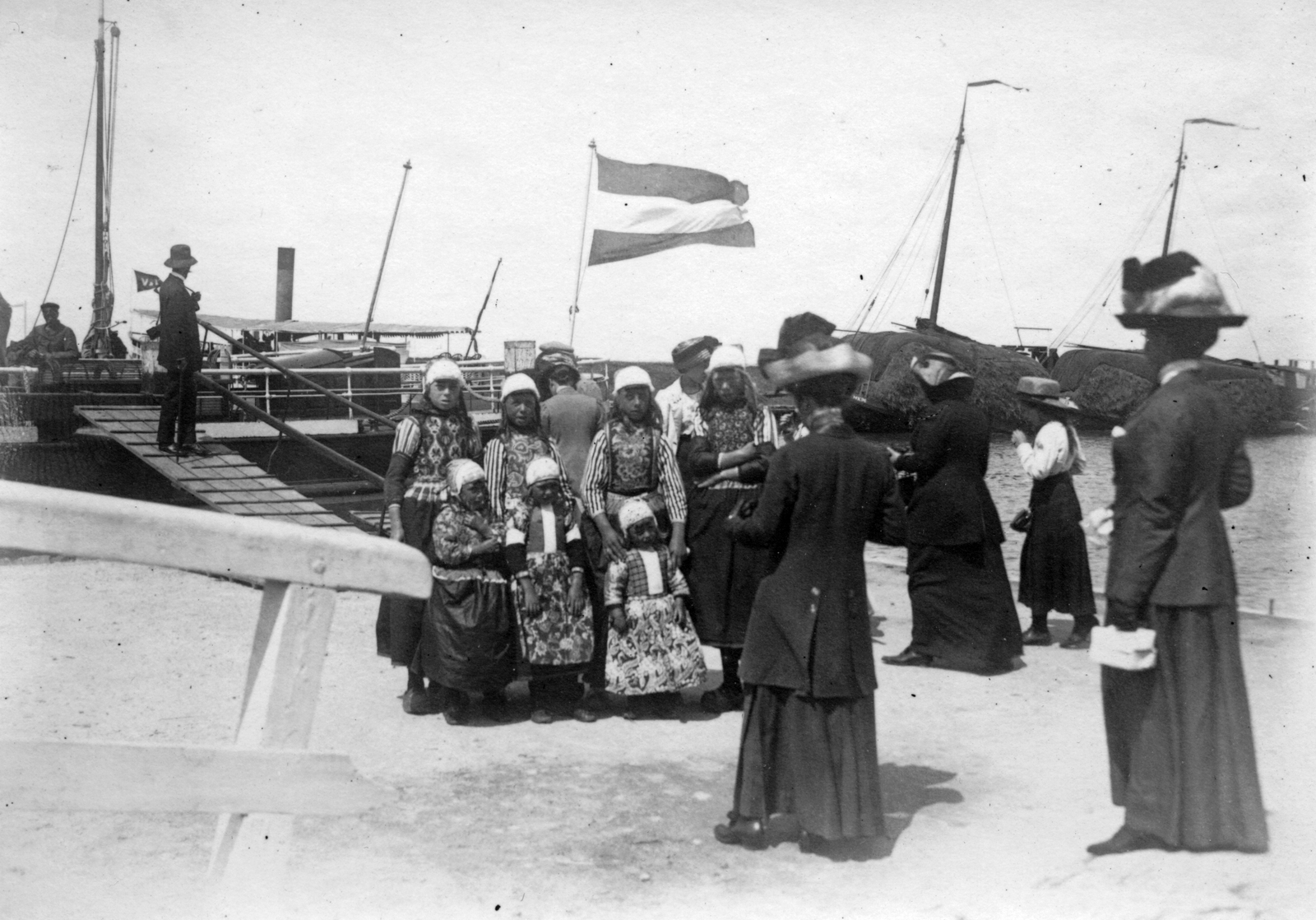 Netherlands, 1917, Vargha Zsuzsa, hat, ship, flag, women, men, folk costume, port, shore, photography, steamboat, Fortepan #47273
