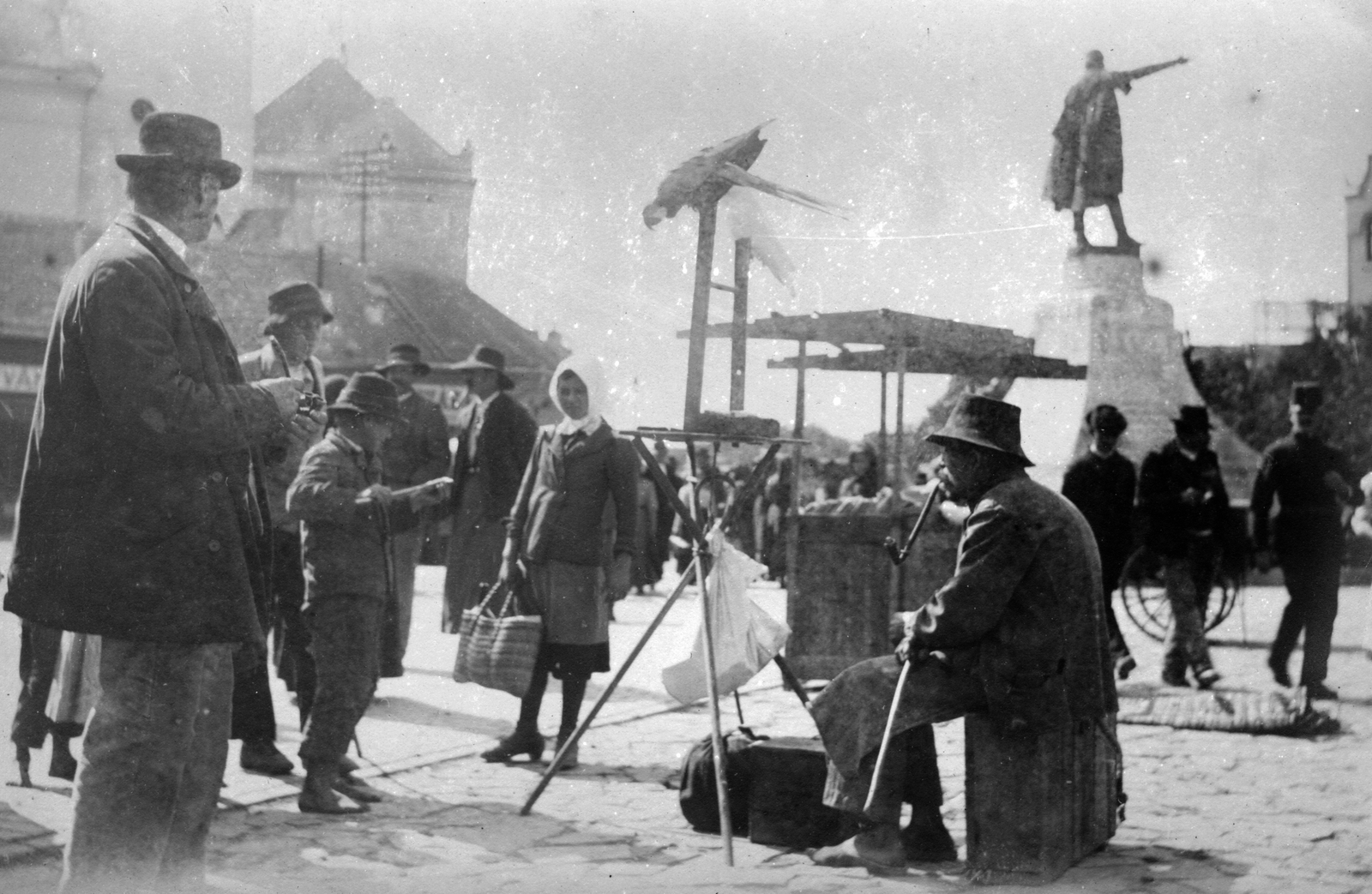 Magyarország, Kecskemét, Kossuth tér, háttérben a Kossuth szobor., 1907, Vargha Zsuzsa, piac, zsinagóga, papagáj, pipa, légvezeték, gyümölcs, zsidóság, piarista rend, Kossuth Lajos-ábrázolás, planétát húz, Fortepan #47286