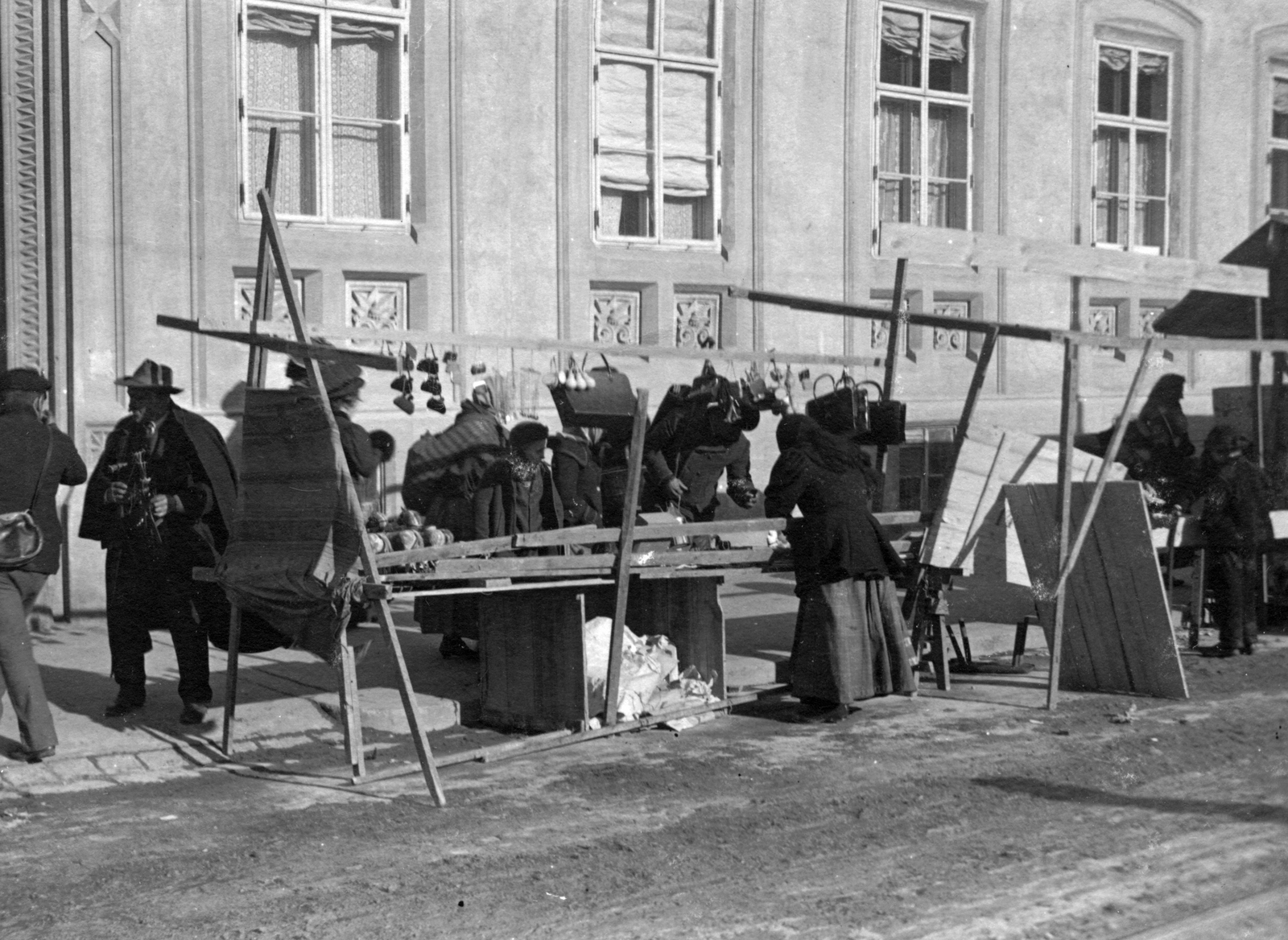 Hungary, Sopron, Széchenyi tér, piac a Szent Orsolya rendi Internátus - Római Katolikus Leánygimnázium előtt., 1908, Vargha Zsuzsa, market, Fortepan #47288