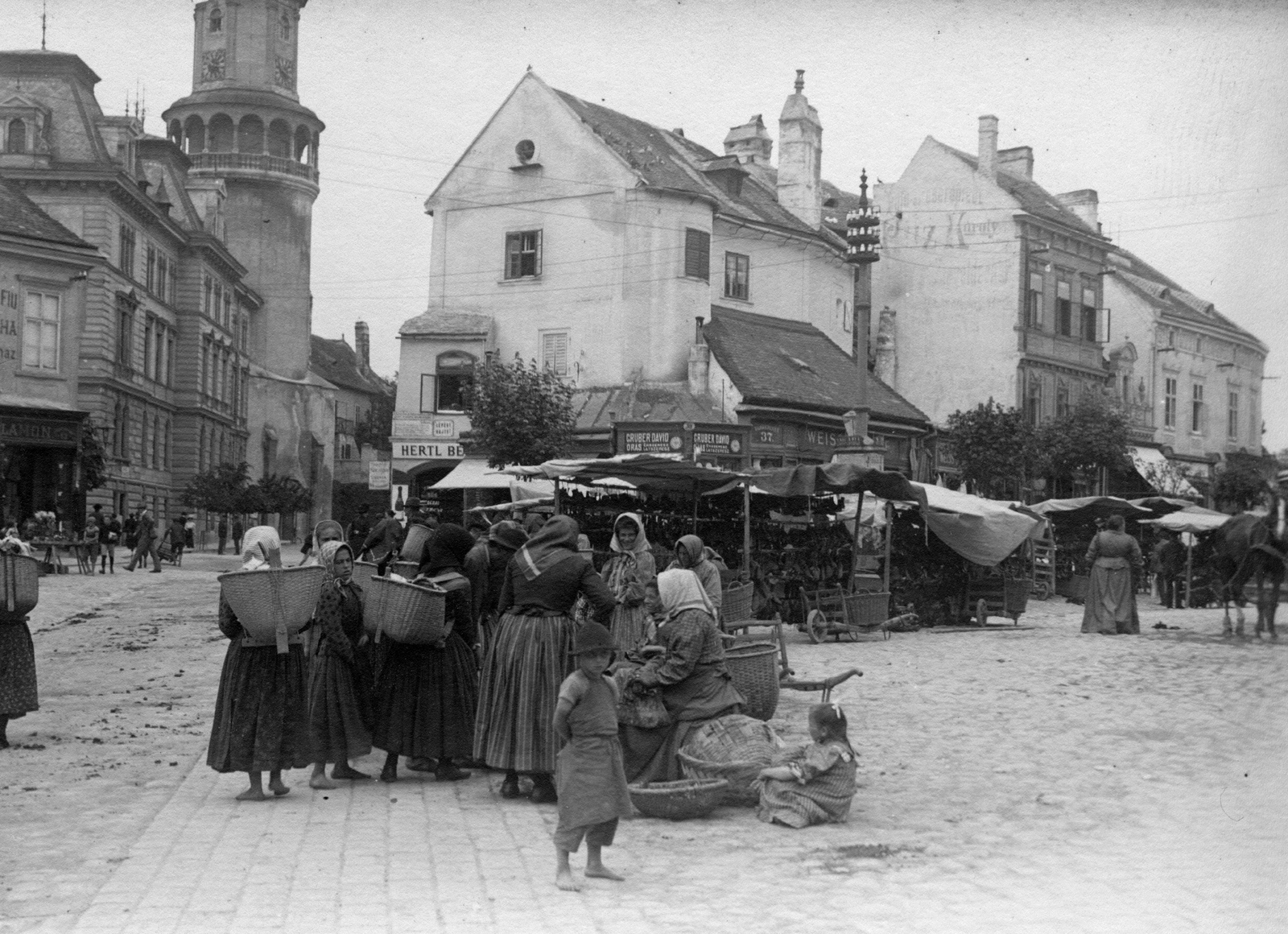 Hungary, Sopron, Várkerület az Előkapu felé nézve, háttérben a Tűztorony., 1915, Vargha Zsuzsa, market, basket, Fortepan #47292
