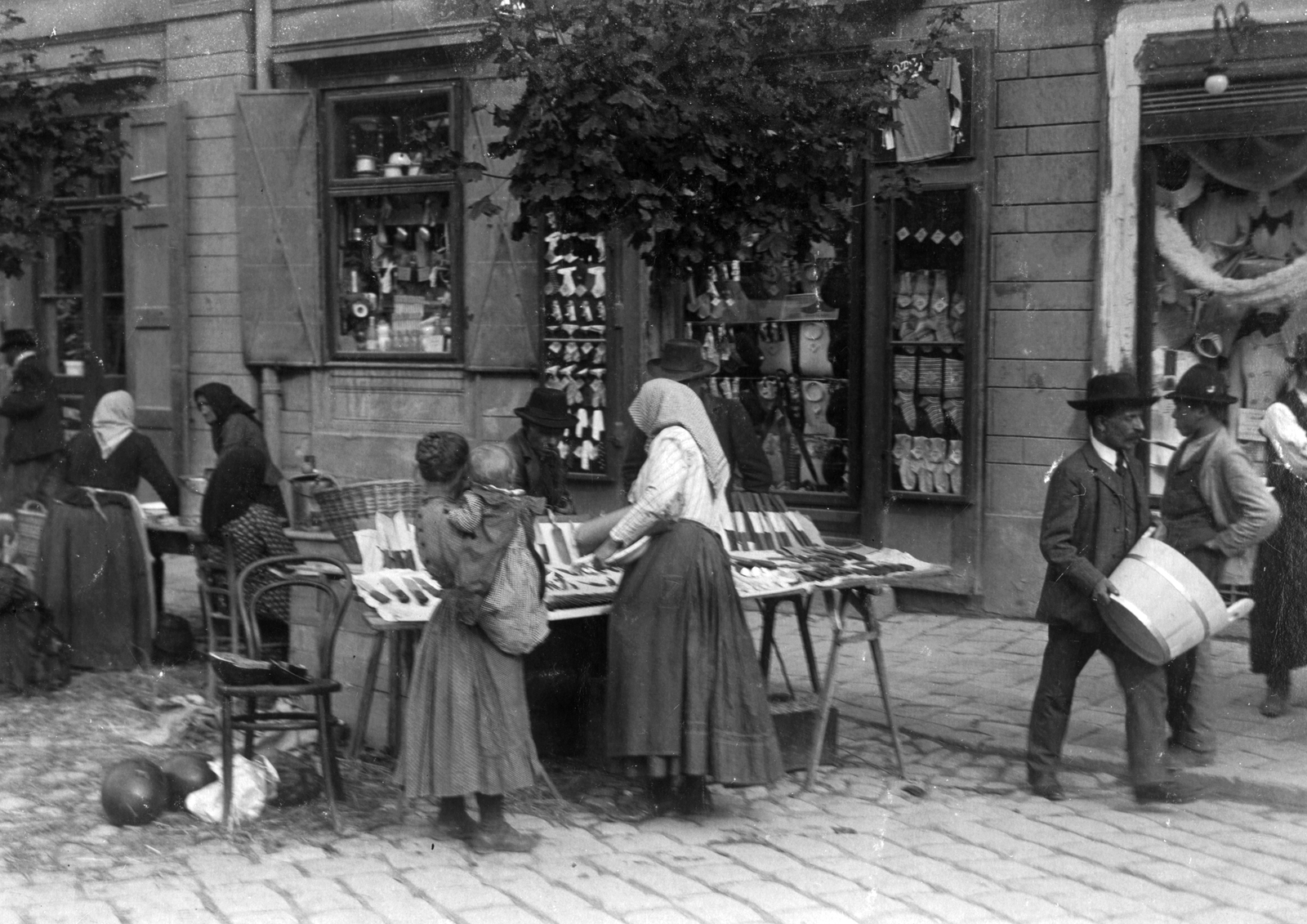 Hungary, Sopron, Várkerület 79., 1915, Vargha Zsuzsa, Show window, market, vendor, costermonger, melon, knife, Fortepan #47297