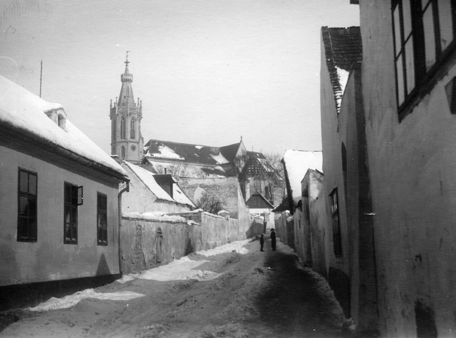 Hungary, Sopron, Hegy utca, háttérben a Szent Mihály-templom., 1915, Vargha Zsuzsa, snow, street view, Fortepan #47302