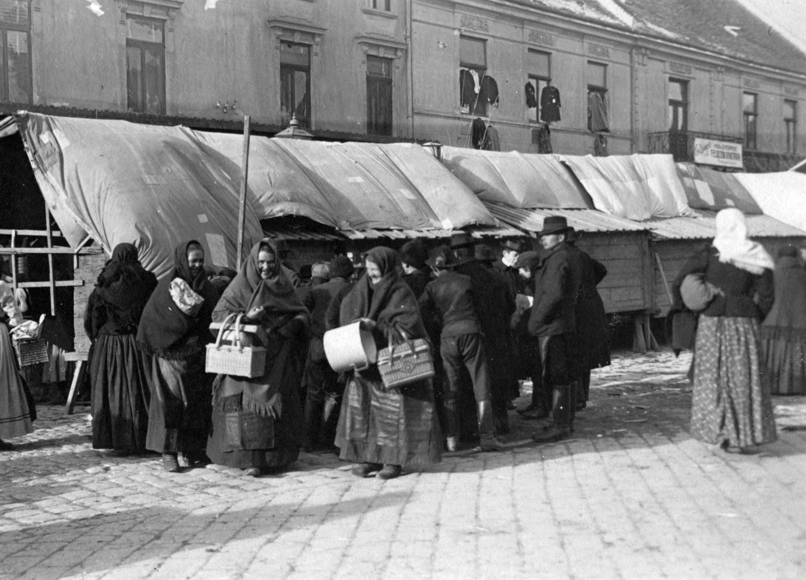 Hungary, Sopron, Várkerület, piac a 100. és 102. számú ház előtt., 1908, Vargha Zsuzsa, market, costermonger, Fortepan #47303