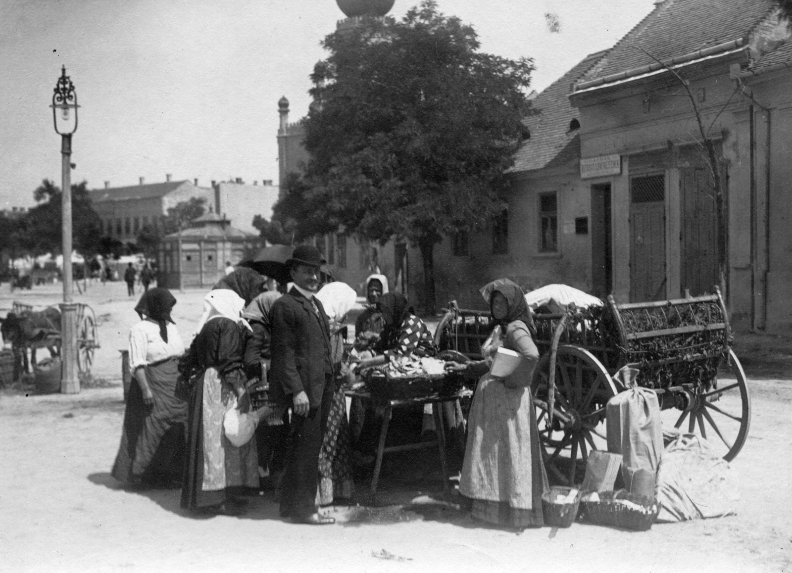 Hungary, Kecskemét, Szabadság tér, háttérben a fa mögött a zsinagóga épülete., 1907, Vargha Zsuzsa, light, market, chariot, synagogue, fair, gas lamp, judaism, street lamp, Moorish architecture, Torah scroll, menorah, János Zitterbarth-design, Fortepan #47308