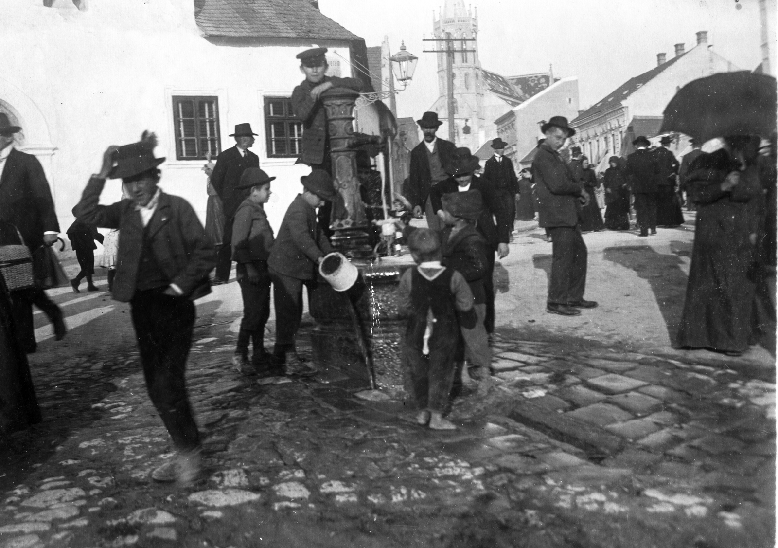 Hungary, Sopron, Szent Mihály utca a Fövényverem torkolatánál, háttérben a Szent Mihály-templom., 1915, Vargha Zsuzsa, well, public well, Fortepan #47310
