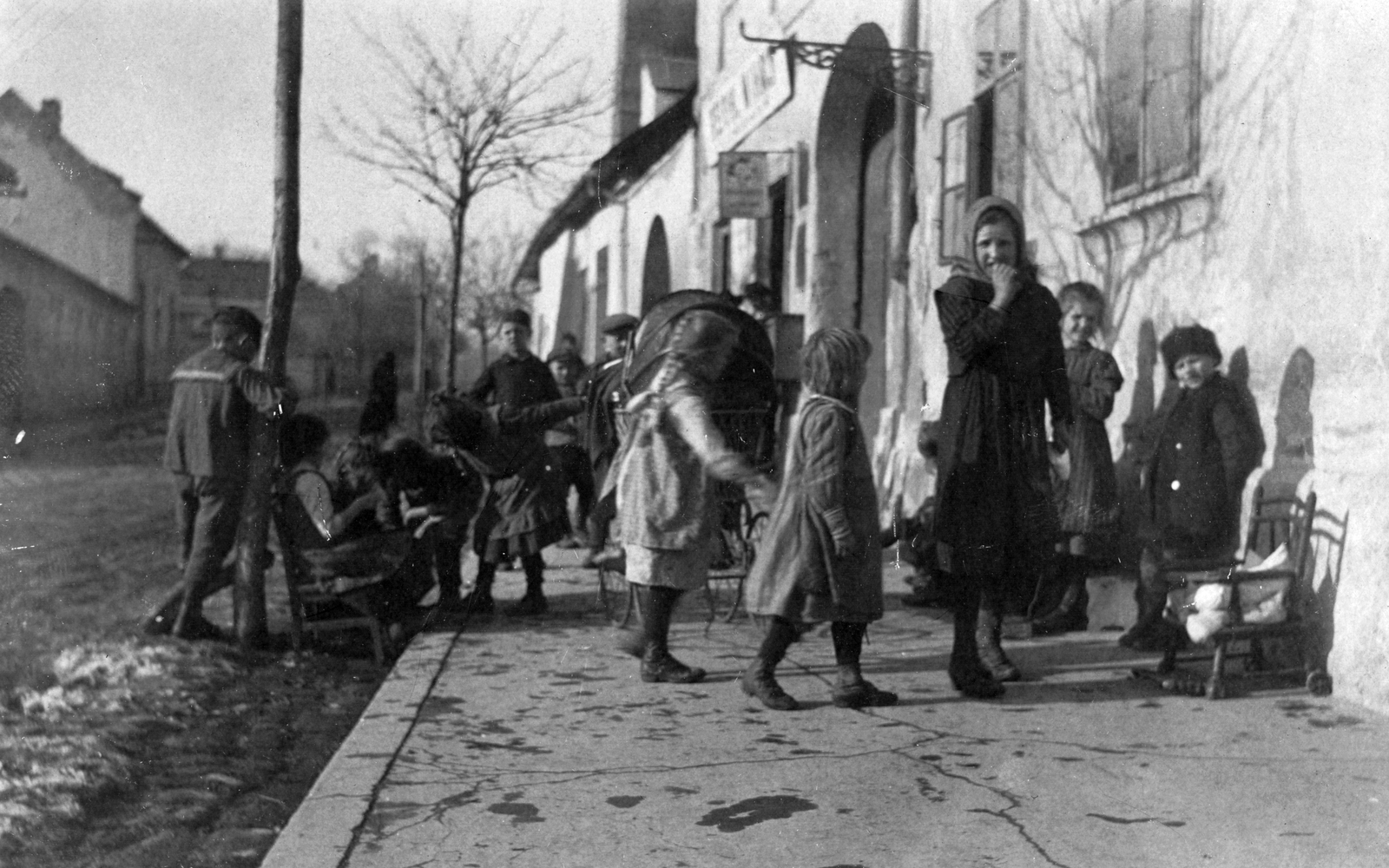 Hungary, Sopron, Bécsi út a Patak utca felé nézve., 1915, Vargha Zsuzsa, street view, kids, toy, Fortepan #47312