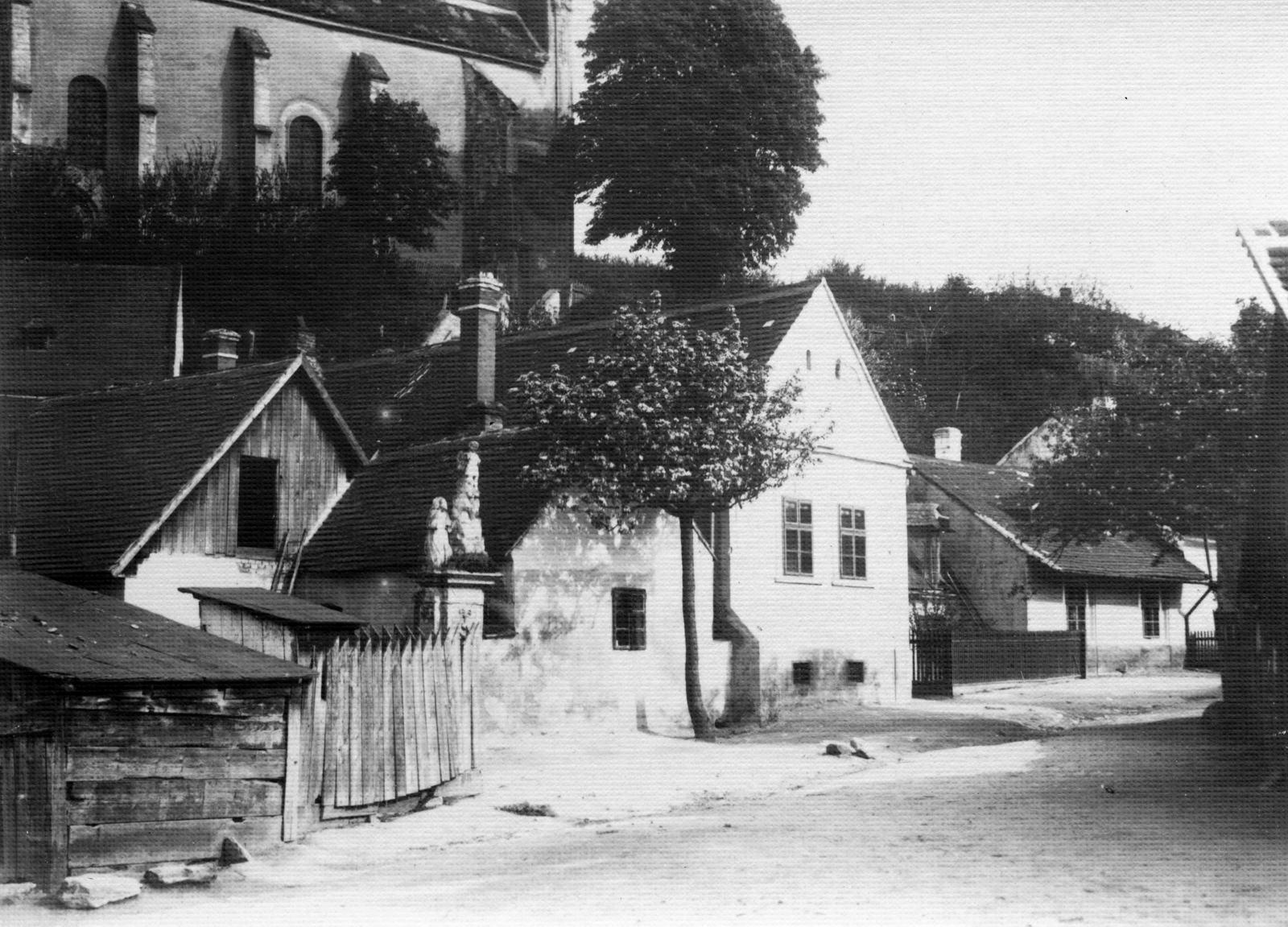 Hungary, Sopron, Sopronbánfalva (ekkor önálló, ma a város része), balra fenn a Mennyek Királynője-templom., 1915, Vargha Zsuzsa, street view, Carmelites, Fortepan #47315