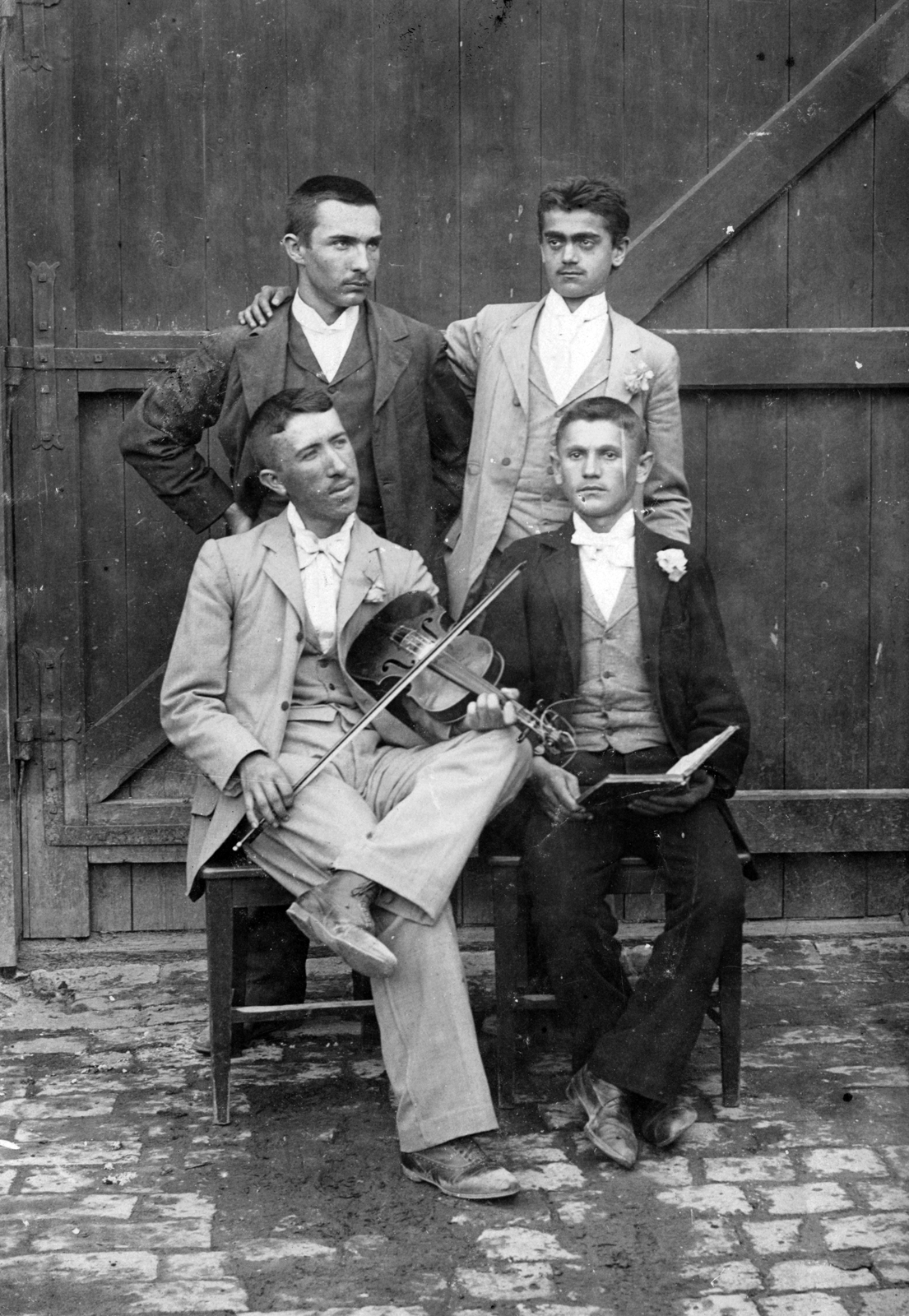 1911, Vargha Zsuzsa, musical instrument, yard, tableau, men, musician, violin, arms around shoulders, Fortepan #47318