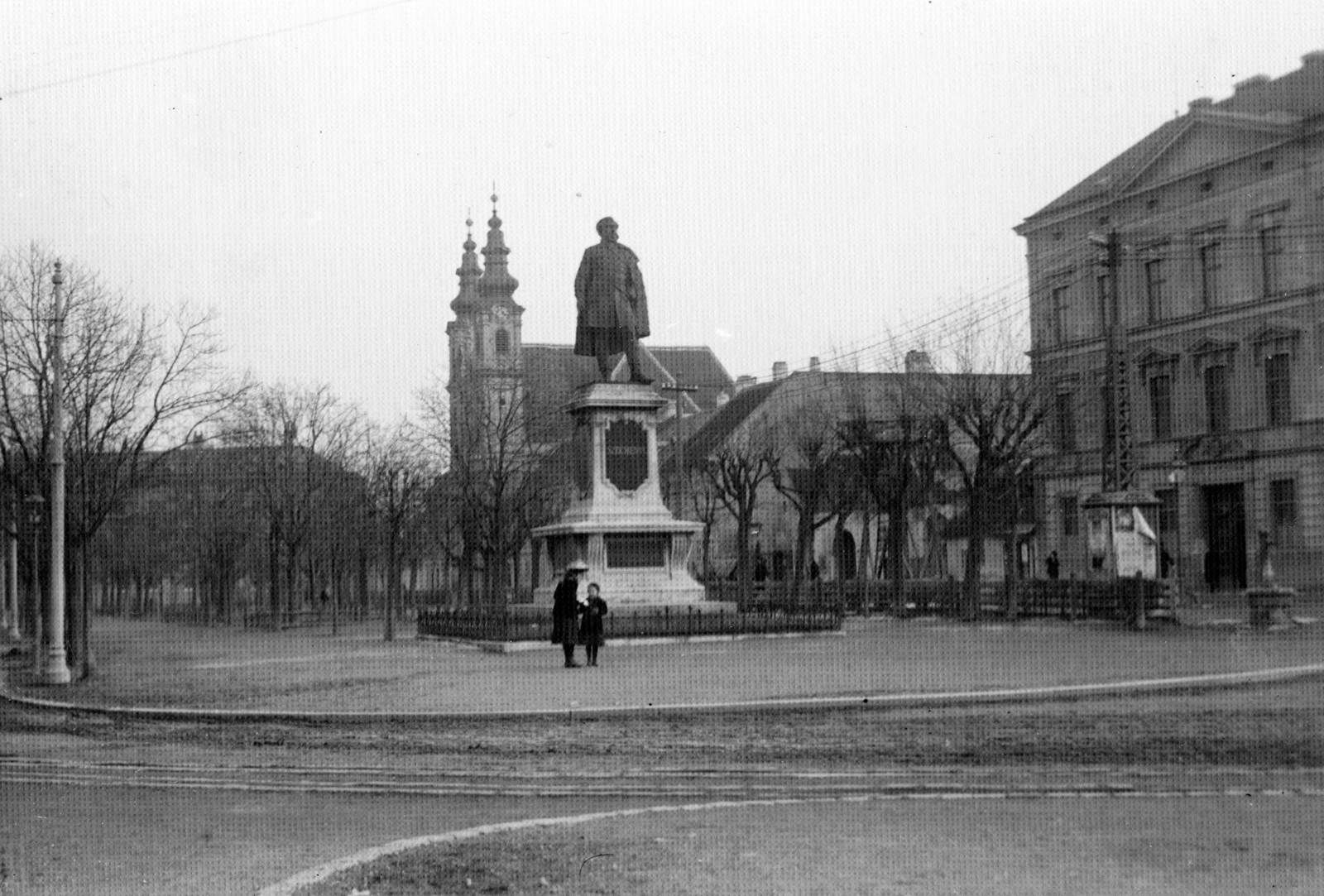 Hungary, Sopron, Széchenyi tér, Széchenyi István szobrát Izsó Miklós gipszmintája alapján Mátrai Lajos György készítette (1897). Háttérben a Szent Júdás Tádé-templom (domonkos templom)., 1905, Vargha Zsuzsa, church, sculpture, street view, Baroque-style, rails, pylon, catenary wire, István Széchenyi-portrayal, Dominican Order, Fortepan #47321