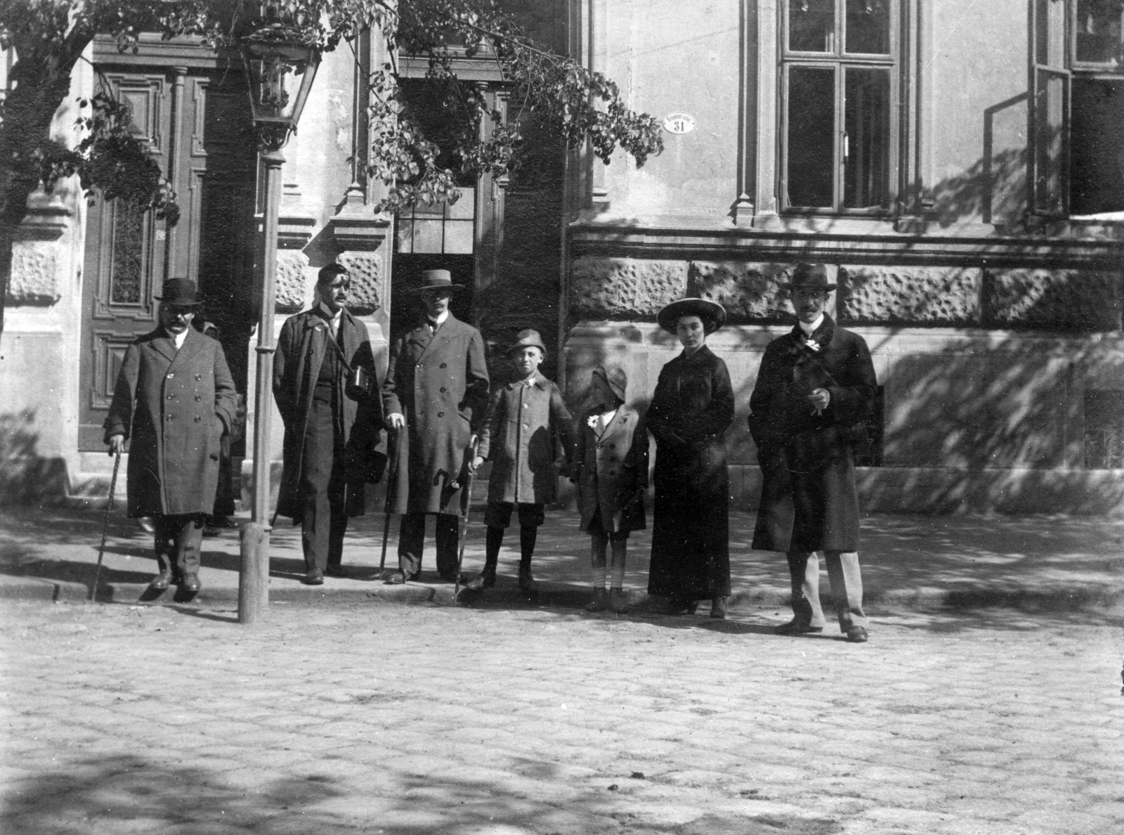 Hungary, Sopron, Erzsébet utca 31. (később a 21-31. számú épület épült fel ezen a helyen)., 1916, Vargha Zsuzsa, fashion, tableau, street view, gas lamp, Fortepan #47322