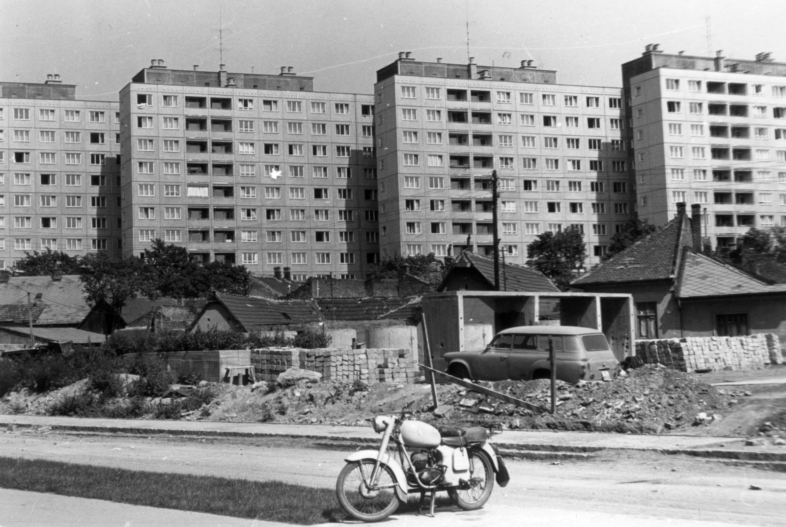 Hungary, Óbuda, Budapest III., Szőlő utca, szemben a Szőlőkert utca bontásra ítélt házai, háttérben a Vörösvári út - Kórház utca közötti épületek., 1971, Óbudai Múzeum, Budapest, Fortepan #47324