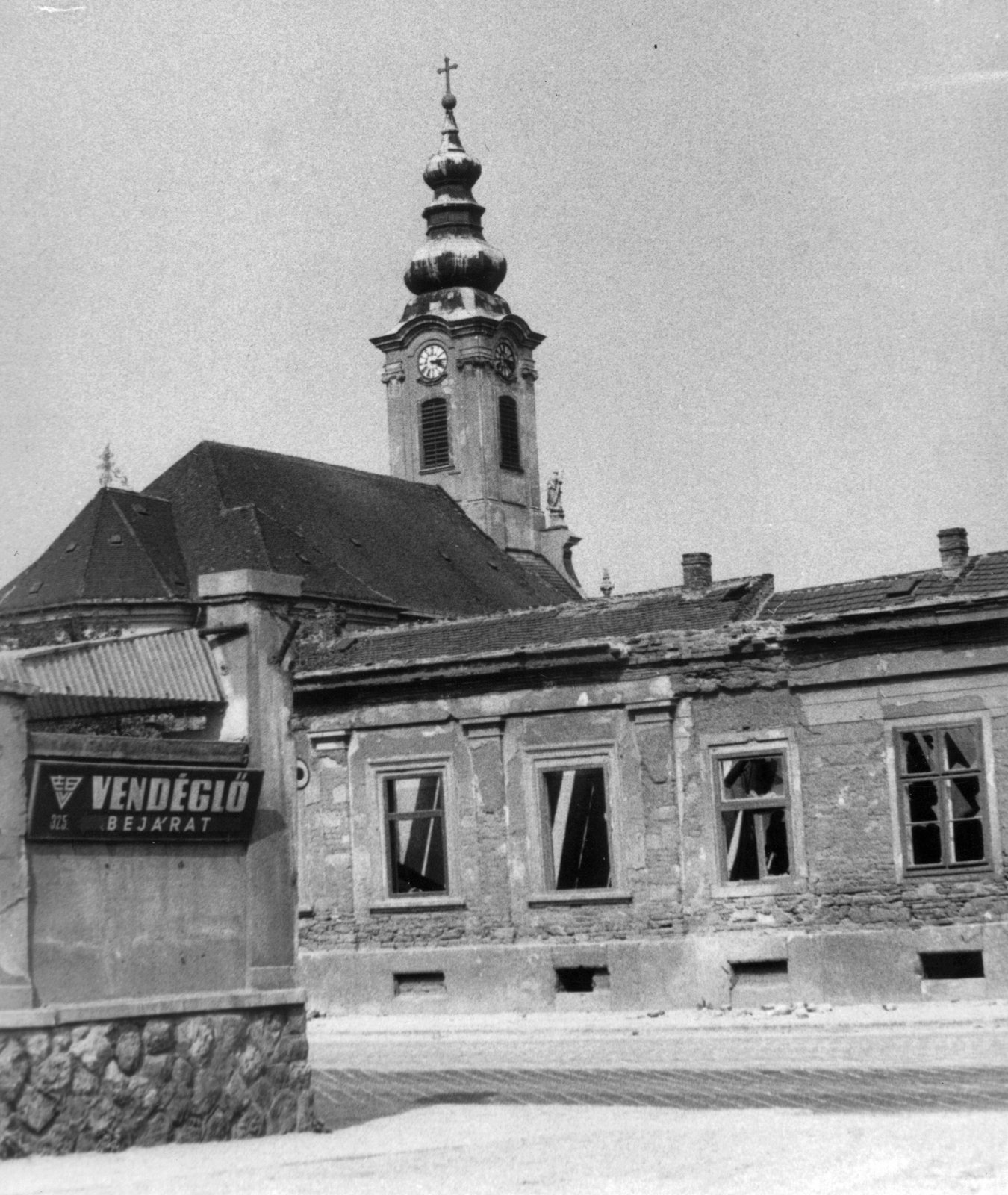Hungary, Óbuda, Budapest III., Mókus utca, háttérben az Óbudai Szent Péter és Pál-templom., 1972, Óbudai Múzeum, church, sign-board, Budapest, Fortepan #47353