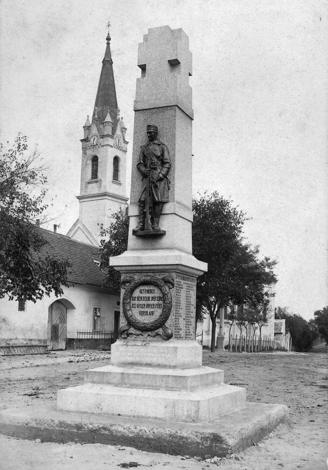 Hungary, Jánossomorja, Mosonszentpéter (ekkor önálló, ma a város része), Rákóczi utca, I. világháborús emlékmű (Kallós Endre 1924.). Háttérben a Szent Péter római katolikus templom., 1921, Jurányi Attila, church, monument, Fortepan #47384
