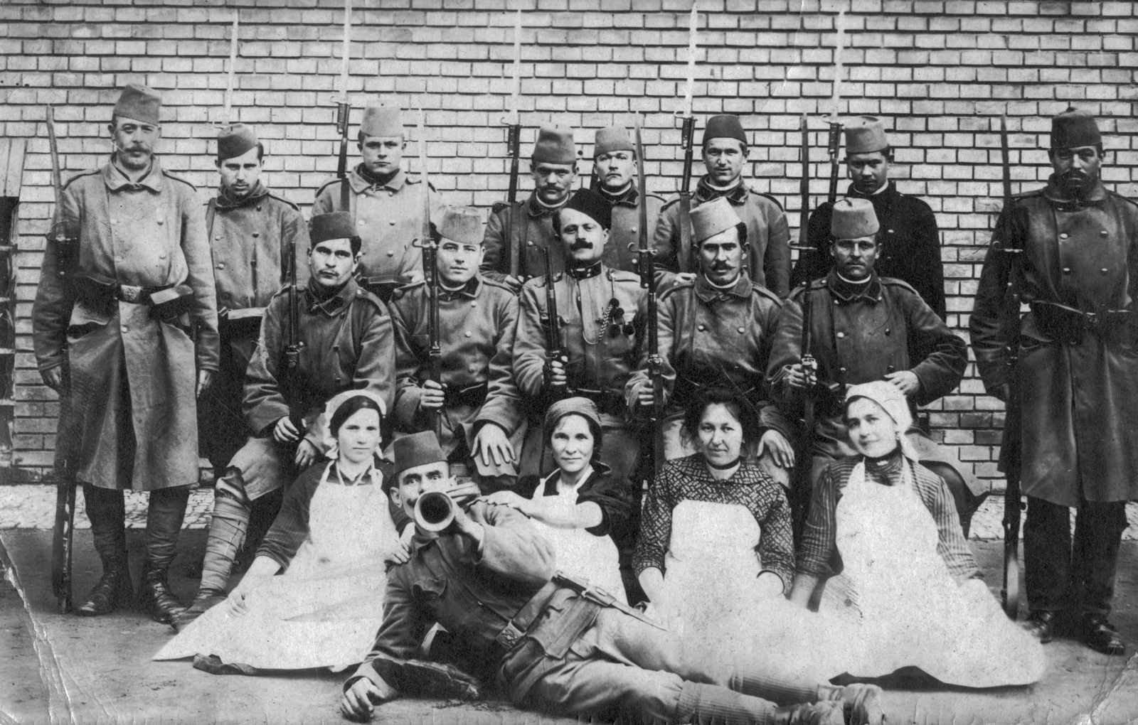 1916, Anderle Lajosné, első világháború, egyenruha, hangszer, udvar, csoportkép, nők, férfiak, fegyver, kötény, fejkendő, kürt, fez, bajonett, muszlim, könyökölni, Fortepan #47417
