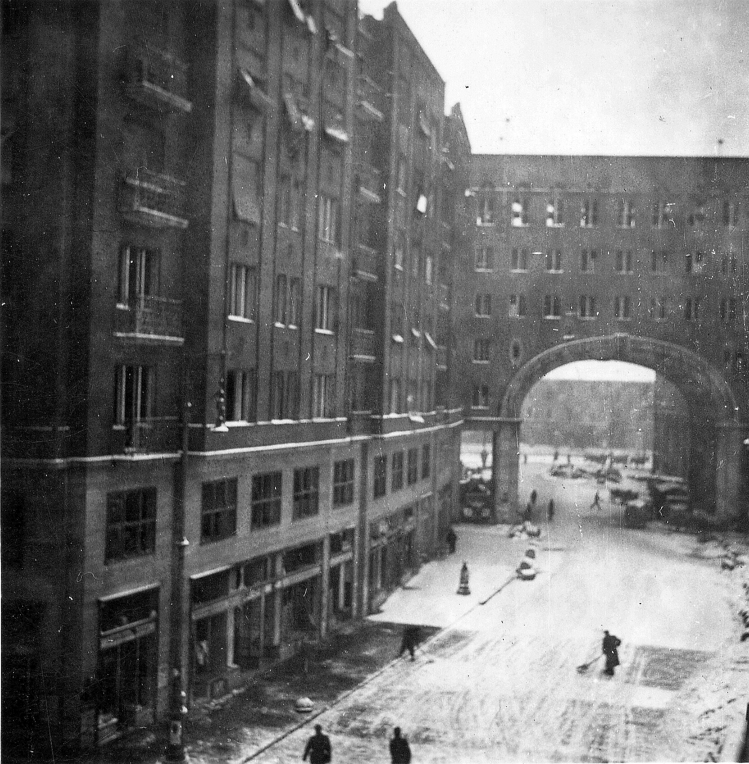 Magyarország, Budapest VII., Madách Imre út a Madách Imre tér felé nézve., 1945, Szinnay Gábor, Madách-házak, Budapest, Hóseprő, hó, Fortepan #47434