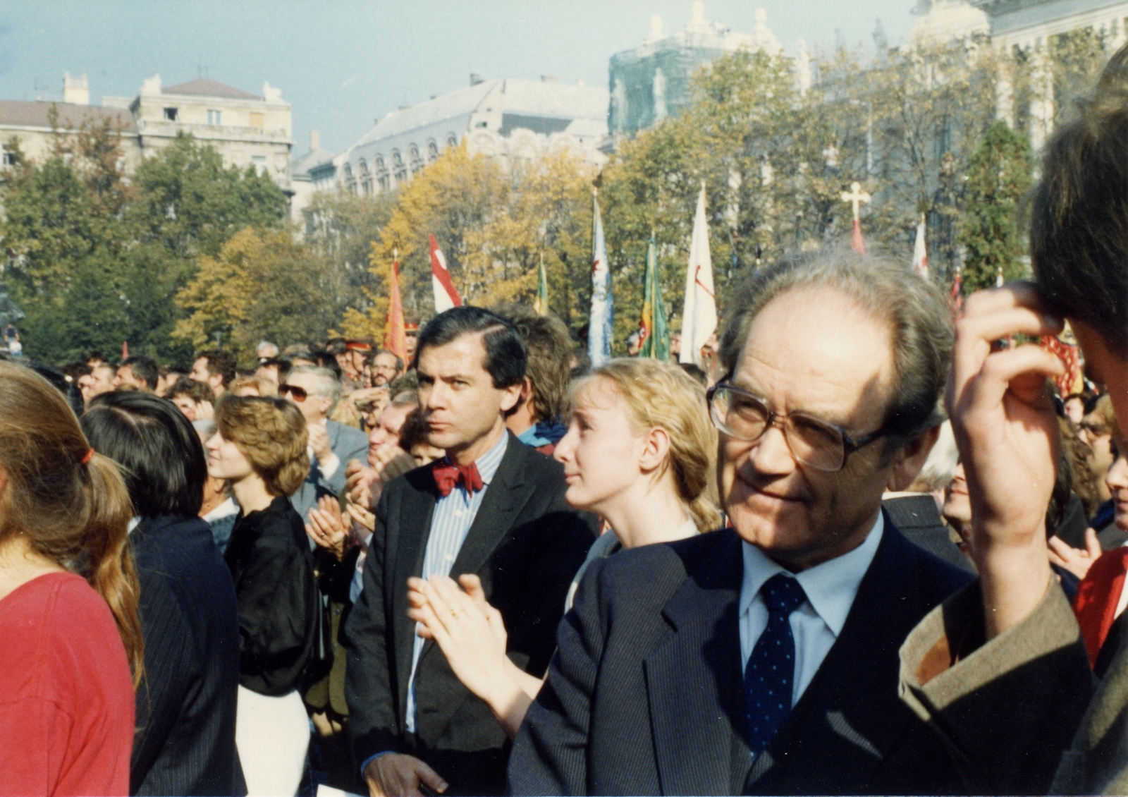 Magyarország, Budapest V., Kossuth Lajos tér 1989 október 23-án, a köztársaság kikiáltása idején. Piros csokornyakkendővel Mark Palmer USA nagykövet, jobbra Borisz Sztukalin szovjet nagykövet., 1989, Szinnay Gábor, színes, tömeg, tüntetés, Budapest, 1956-utóélet, rendszerváltás, Fortepan #47437