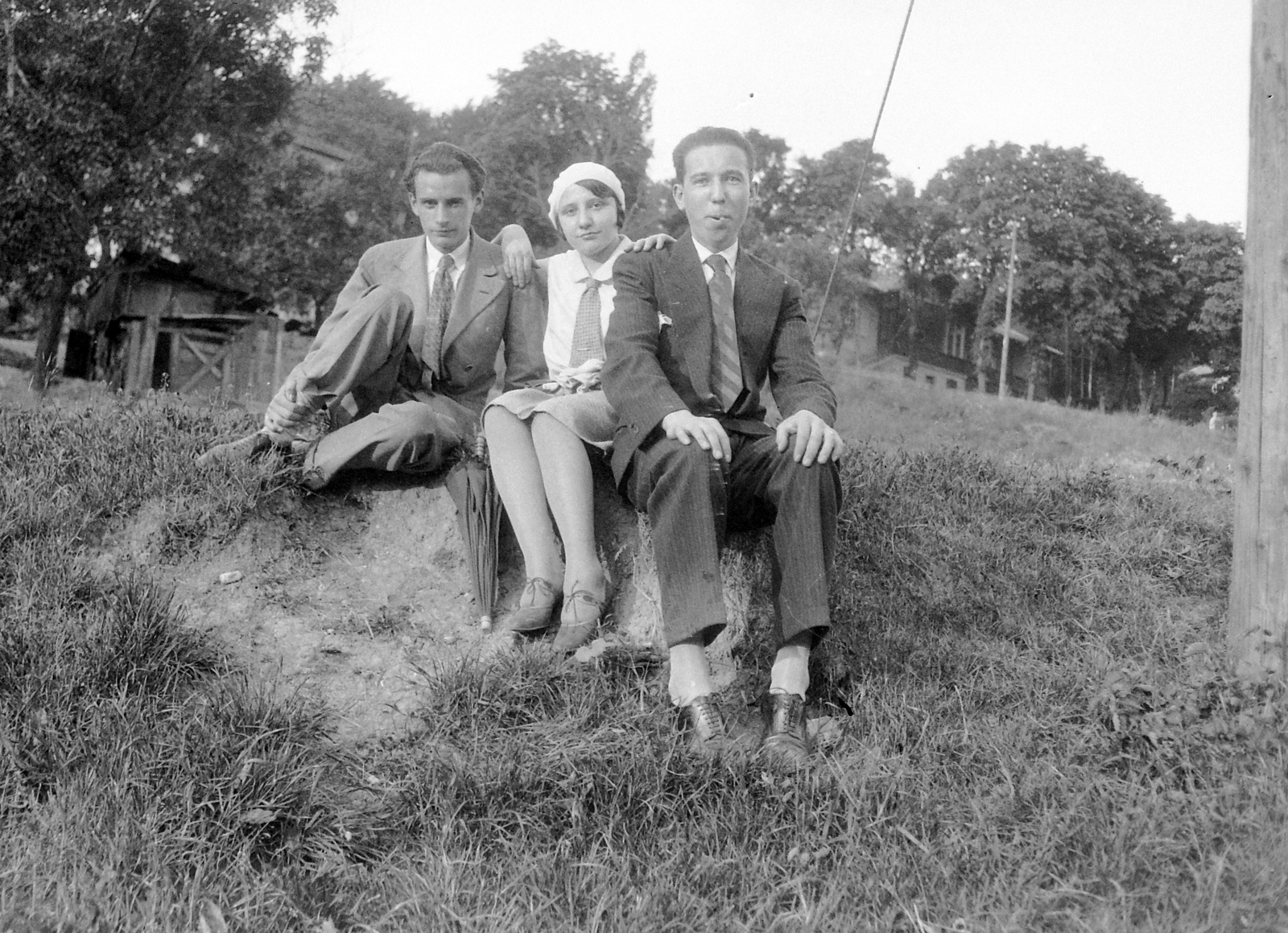 1934, Fortepan, sitting on the ground, youth, arms around shoulders, Fortepan #4753