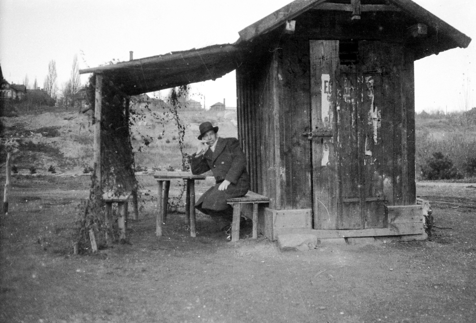 1935, Fortepan, portrait, booth, man, wooden cottage, prop up the head, Fortepan #4760