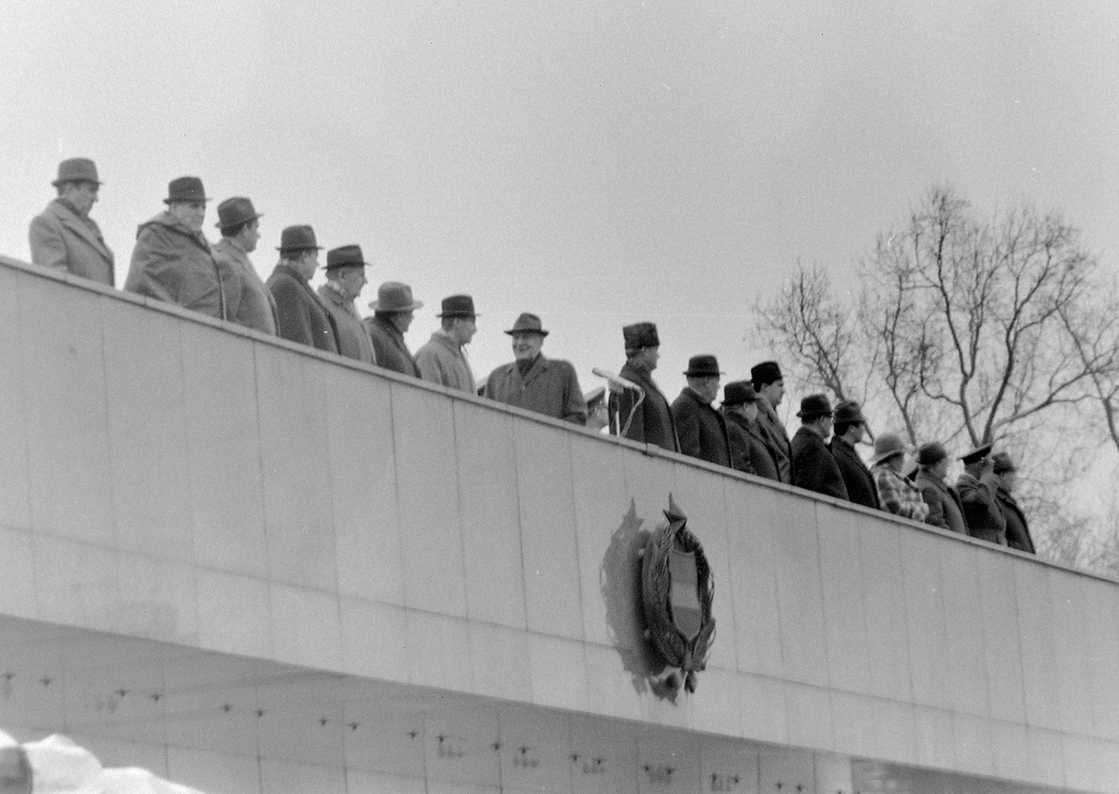 Magyarország, Budapest XIV., Ötvenhatosok tere (Felvonulási tér), április 4-i ünnepség, dísztribün. Középen a mikrofonnál Lázár György a minisztertanács elnöke, Kádár János az MSZMP első titkára, Losonczi Pál, az Elnöki Tanács elnöke., 1976, Fortepan, híres ember, május 1, címer, Budapest, Fortepan #477