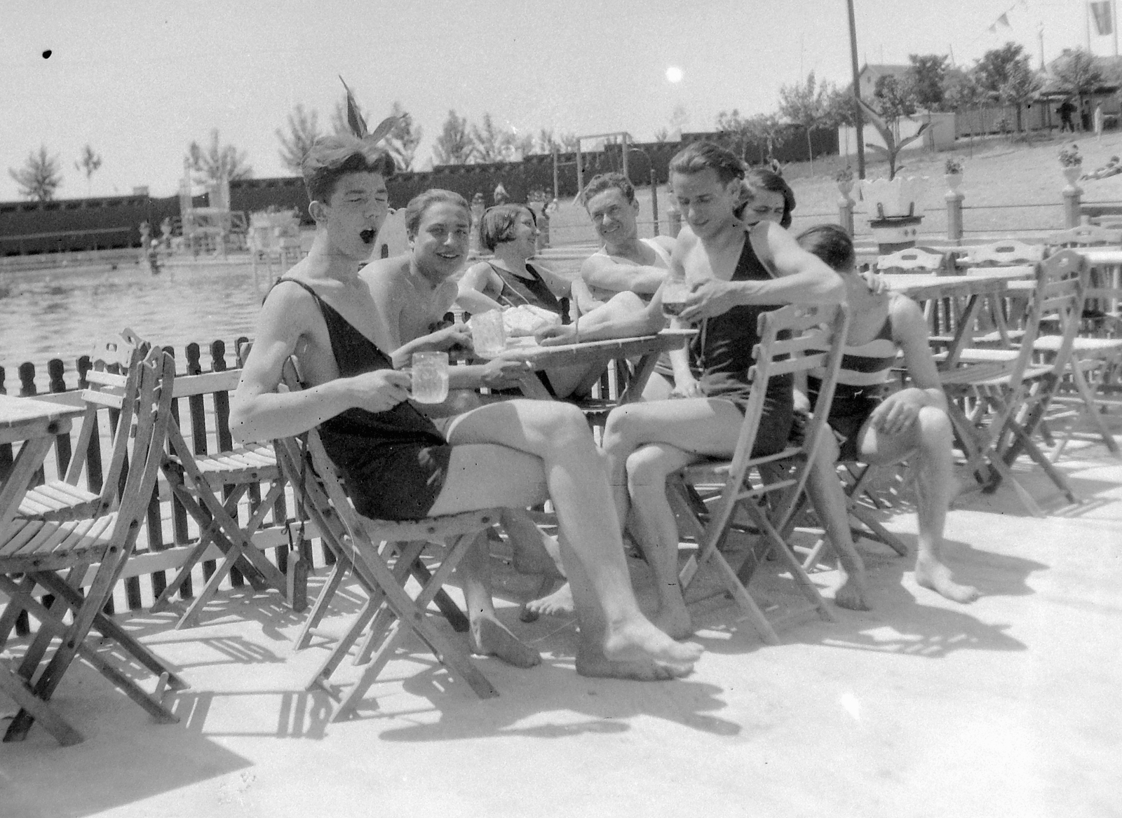 1935, Fortepan, beach, pool, bathing suit, tableau, women, men, water surface, bathing, summer, drinking, garden furniture, leg over leg, Fortepan #4778