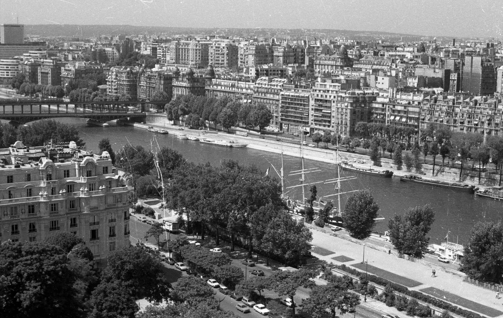 France, Paris, a Branly rakpart és a Szajna az Eiffel-toronyból a Bir-Hakeim híd felé nézve., 1983, Nagy Gyula, ship, sailboat, picture, Fortepan #50000