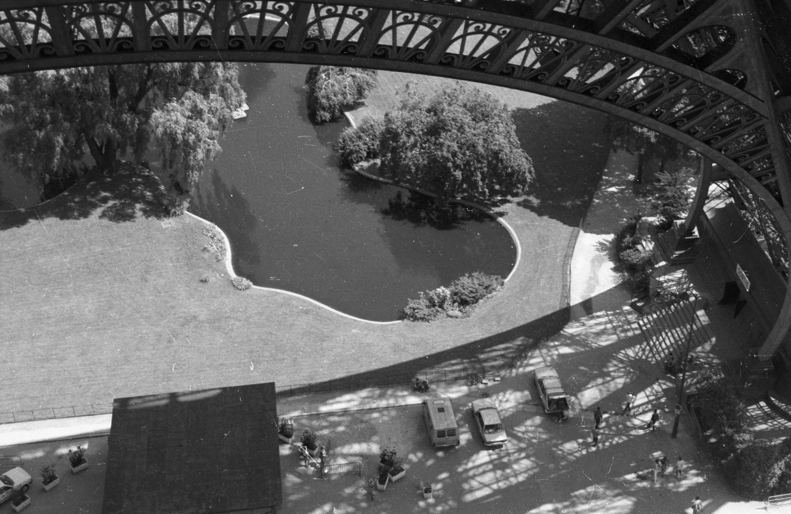 Franciaország, Párizs, sétány és tó az Eiffel-torony lábazatánál., 1983, Nagy Gyula, látkép, torony, Gustave Eiffel-terv, Fortepan #50001
