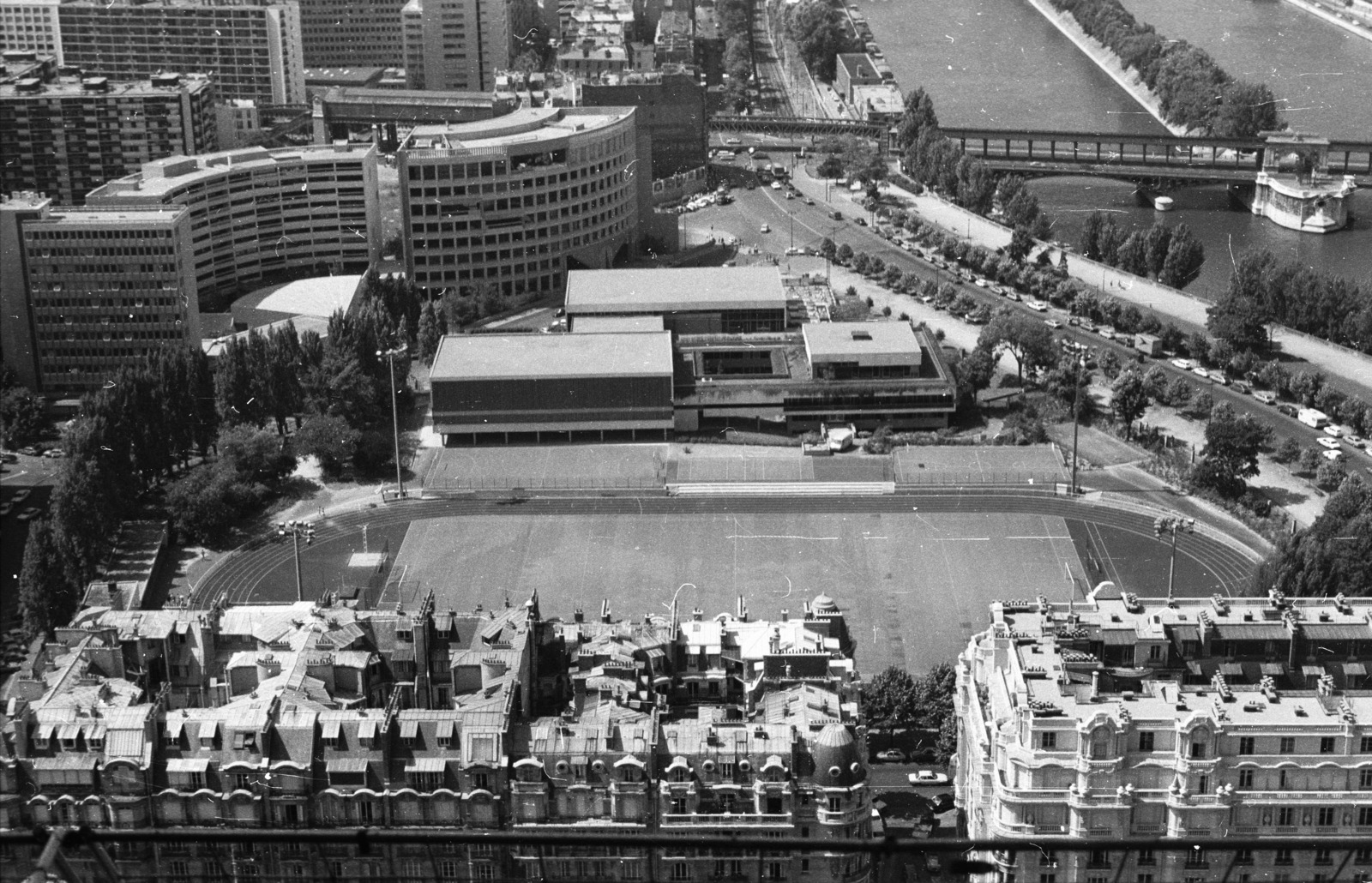 Franciaország, Párizs, az Emile Anthoine stadion és a Branly rakpart az Eiffel-toronyból a Bir-Hakeim híd felé nézve., 1983, Nagy Gyula, látkép, Fortepan #50003