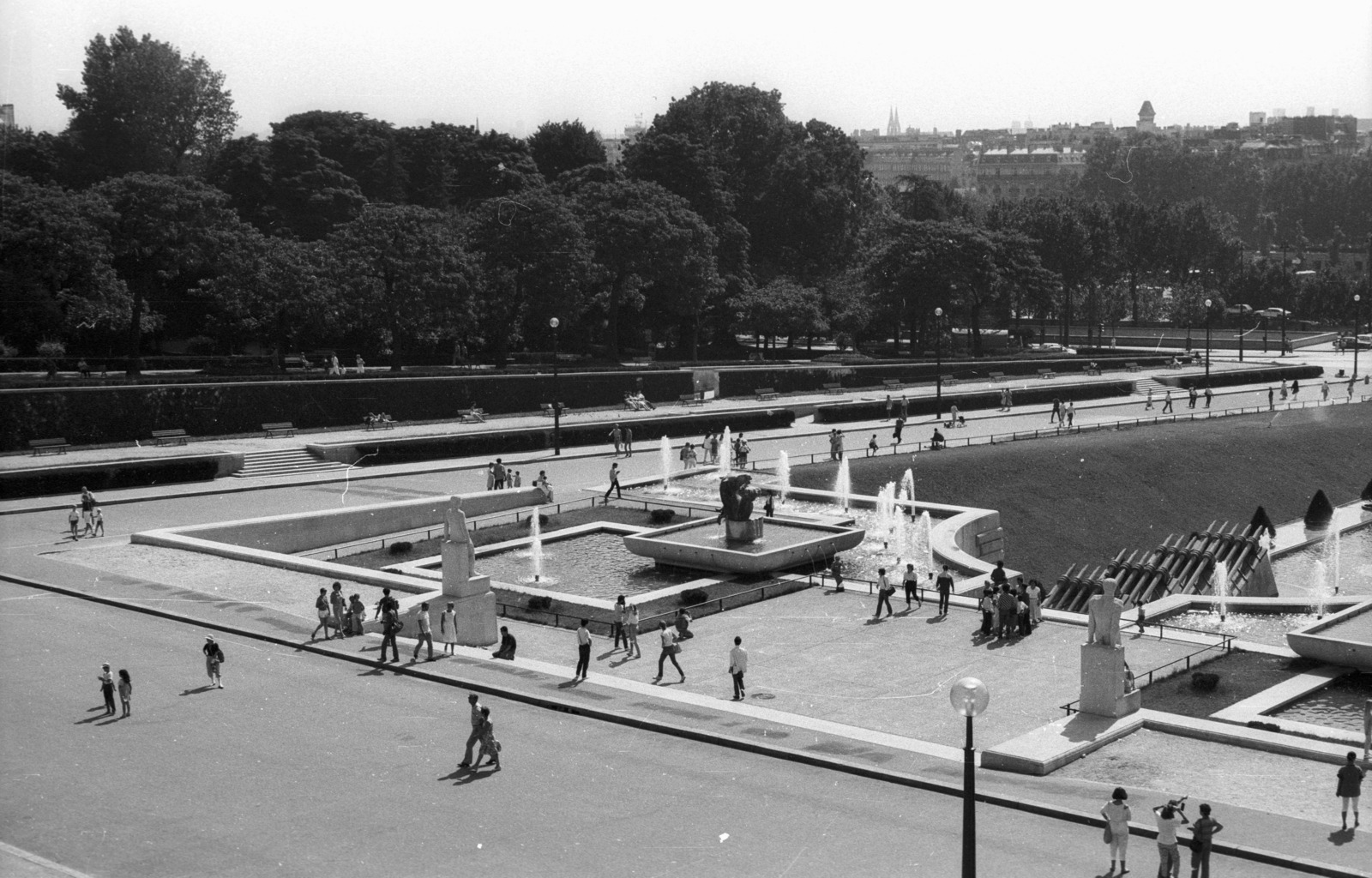 France, Paris, Trocadéro-kert részlete a Chaillot-palota felől., 1983, Nagy Gyula, fountain, Fortepan #50005