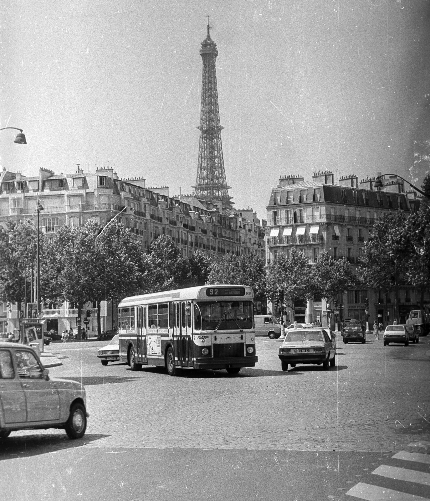 France, Paris, Place de l'École Militaire, háttérben az Eiffel-torony., 1983, Nagy Gyula, bus, street view, tower, automobile, Gustave Eiffel-design, Fortepan #50009