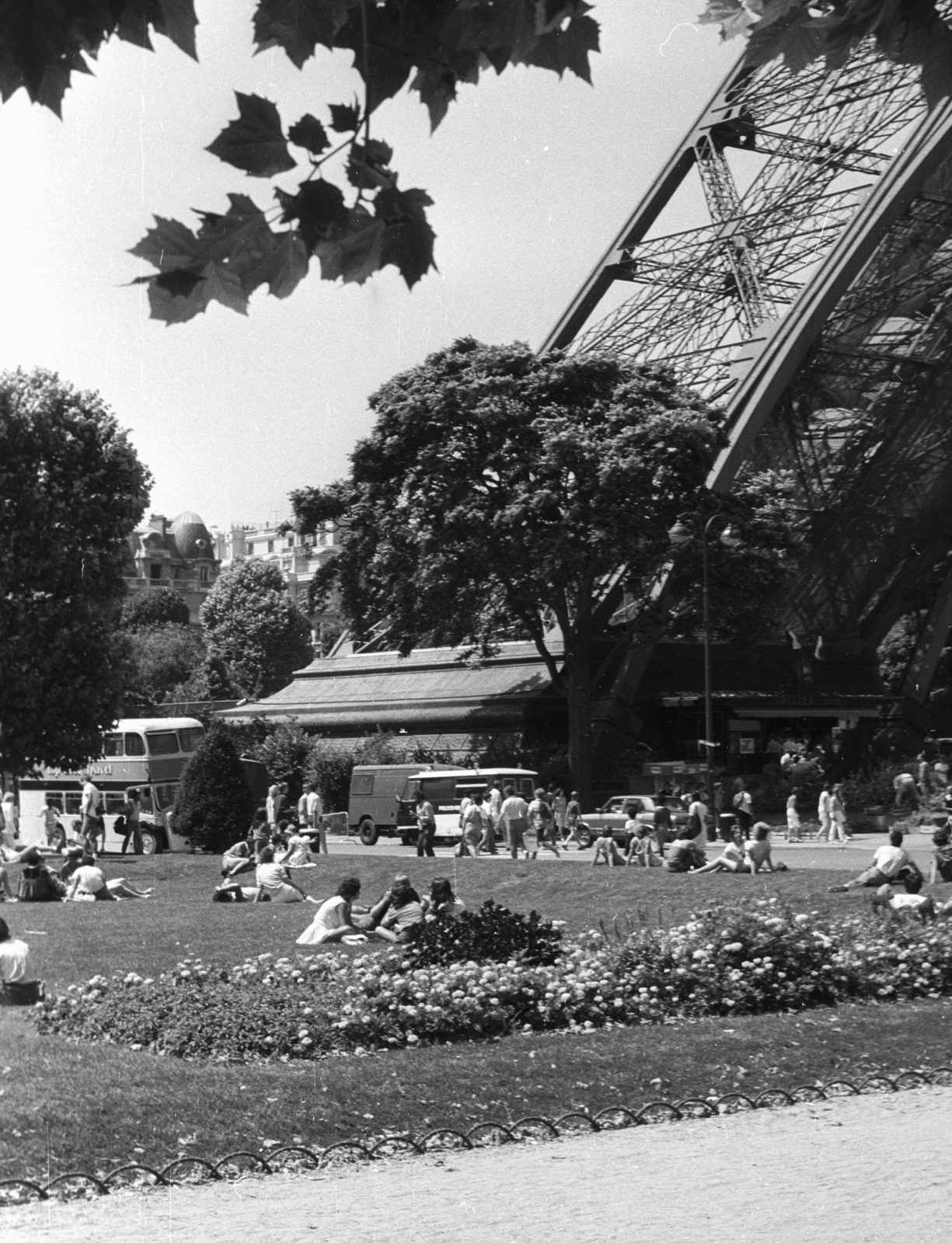France, Paris, a Mars-mező (Champ-de-Mars), park részlet az Eiffel-torony előtt., 1983, Nagy Gyula, tower, Gustave Eiffel-design, Fortepan #50010