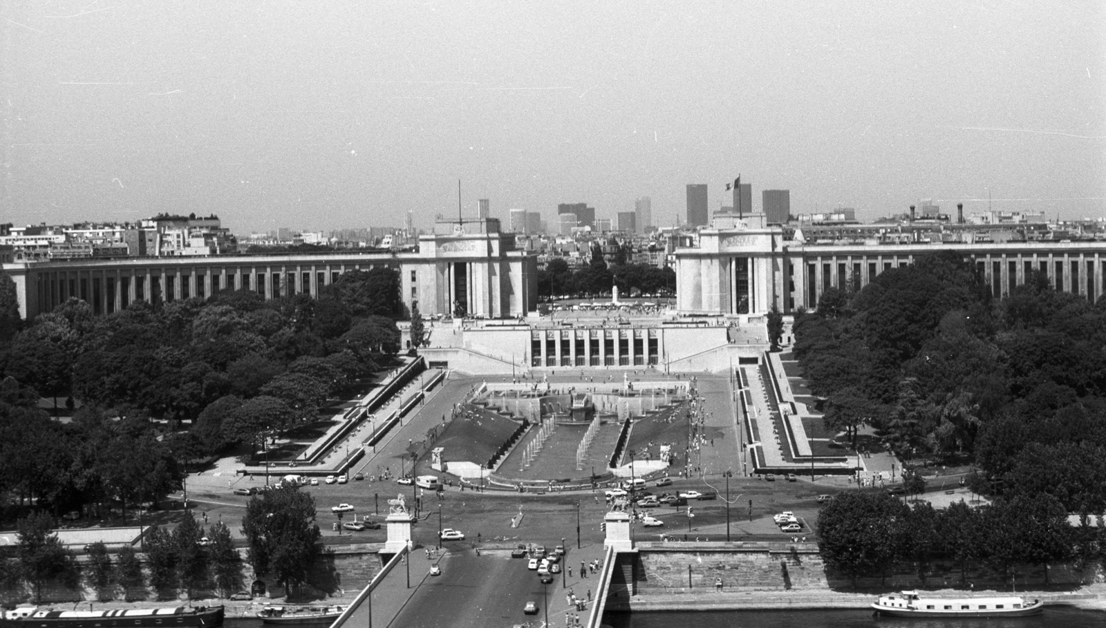 Franciaország, Párizs, kilátás az Eiffel-toronyból a Chaillot-palota felé., 1983, Nagy Gyula, látkép, palota, neoklasszicizmus, Louis-Hippolyte Boileau-terv, Jacques Carlu-terv, Léon Azéma-terv, Fortepan #50013