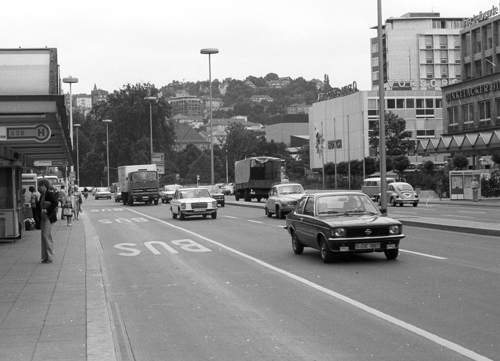 Germany, Stuttgart, Schillerstrasse az Arnulf-Klett-Platz felől nézve., 1983, Nagy Gyula, Opel-brand, commercial vehicle, street view, Mercedes-brand, bus stop, lamp post, FRG, Fortepan #50015