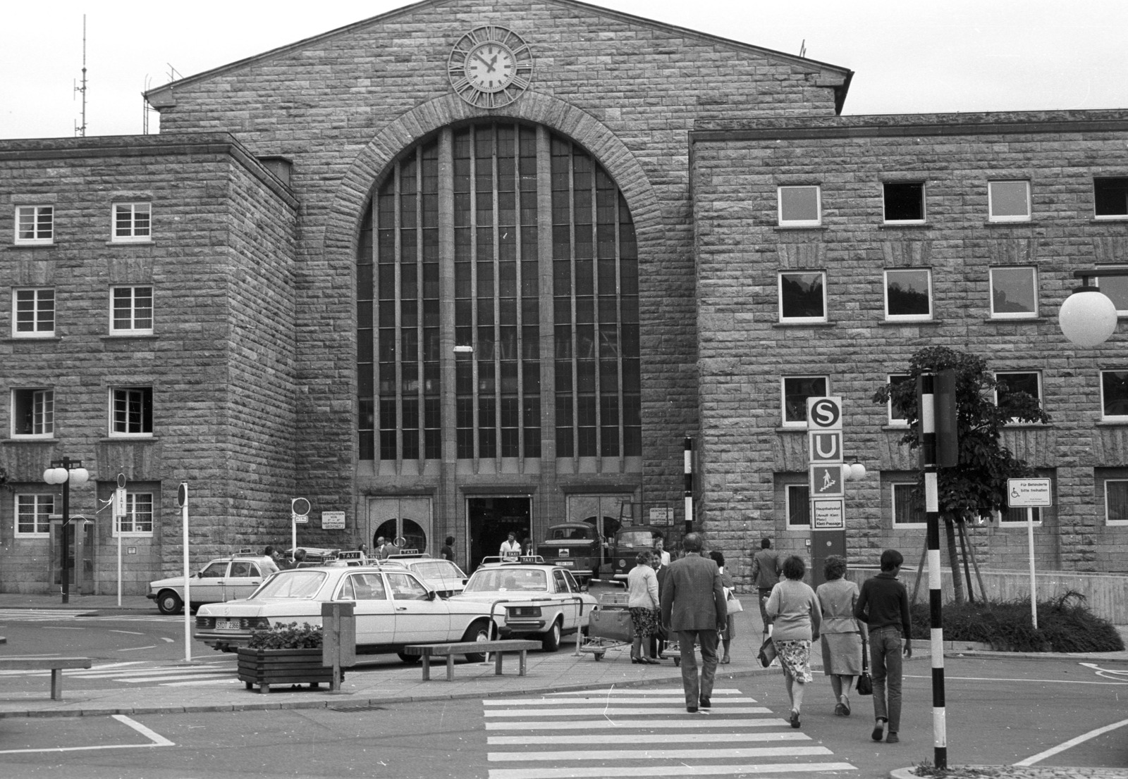 Németország, Stuttgart, Arnulf-Klett-Platz, a főpályaudvar bejárata., 1983, Nagy Gyula, közlekedés, taxi, pályaudvar, automobil, taxiállomás, NSZK, Mercedes W123, Volkswagen Typ2, Volkswagen Transporter 2, Paul Bonatz-terv, Friedrich Eugen Scholer-terv, Fortepan #50017