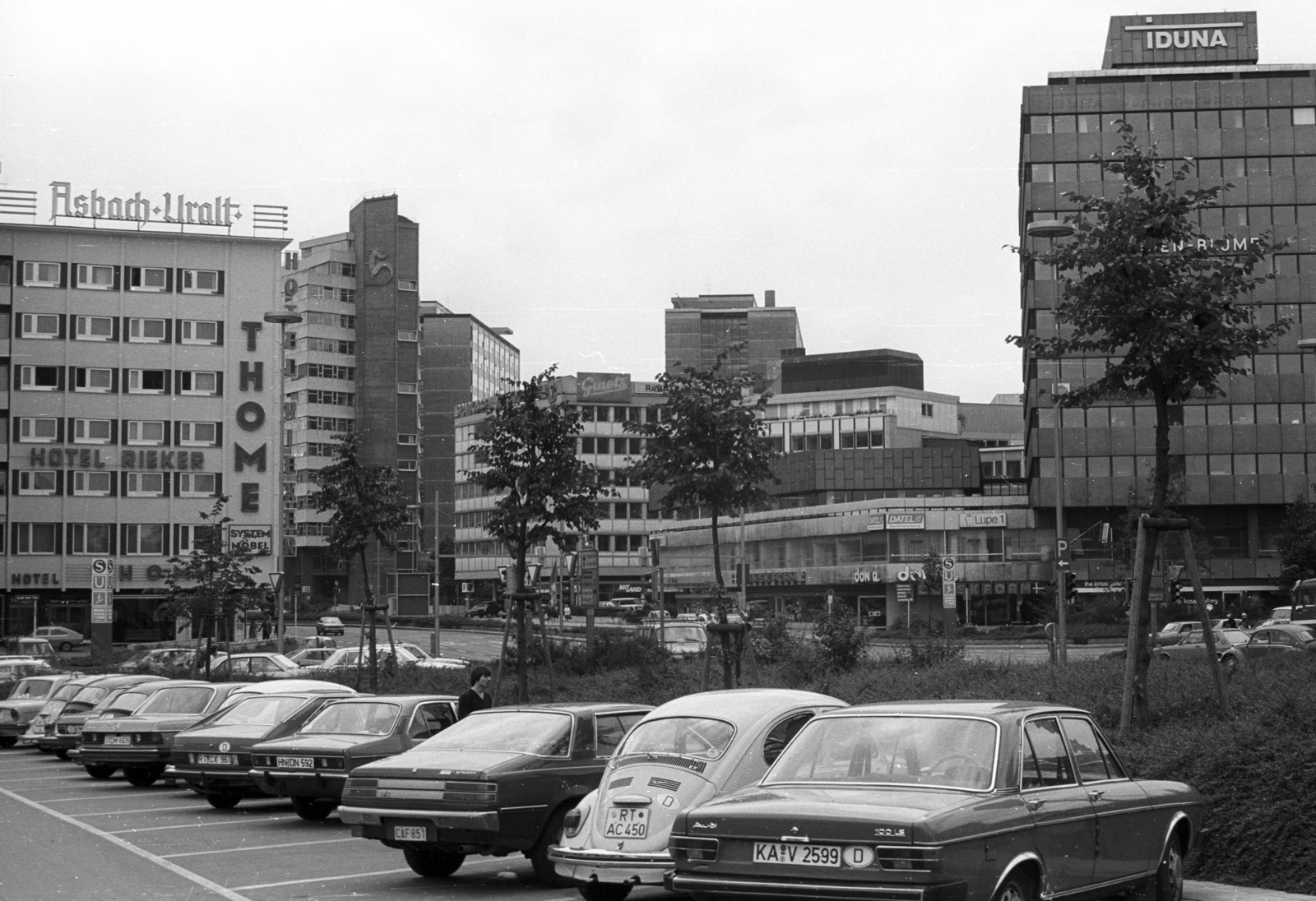 Germany, Stuttgart, Arnulf-Klett-Platz, szemben a Friedrichstrasse., 1983, Nagy Gyula, street view, Volkswagen-brand, Audi-brand, automobile, number plate, FRG, Volkswagen Beetle, Mitsubishi-brand, country code sign, Fortepan #50019