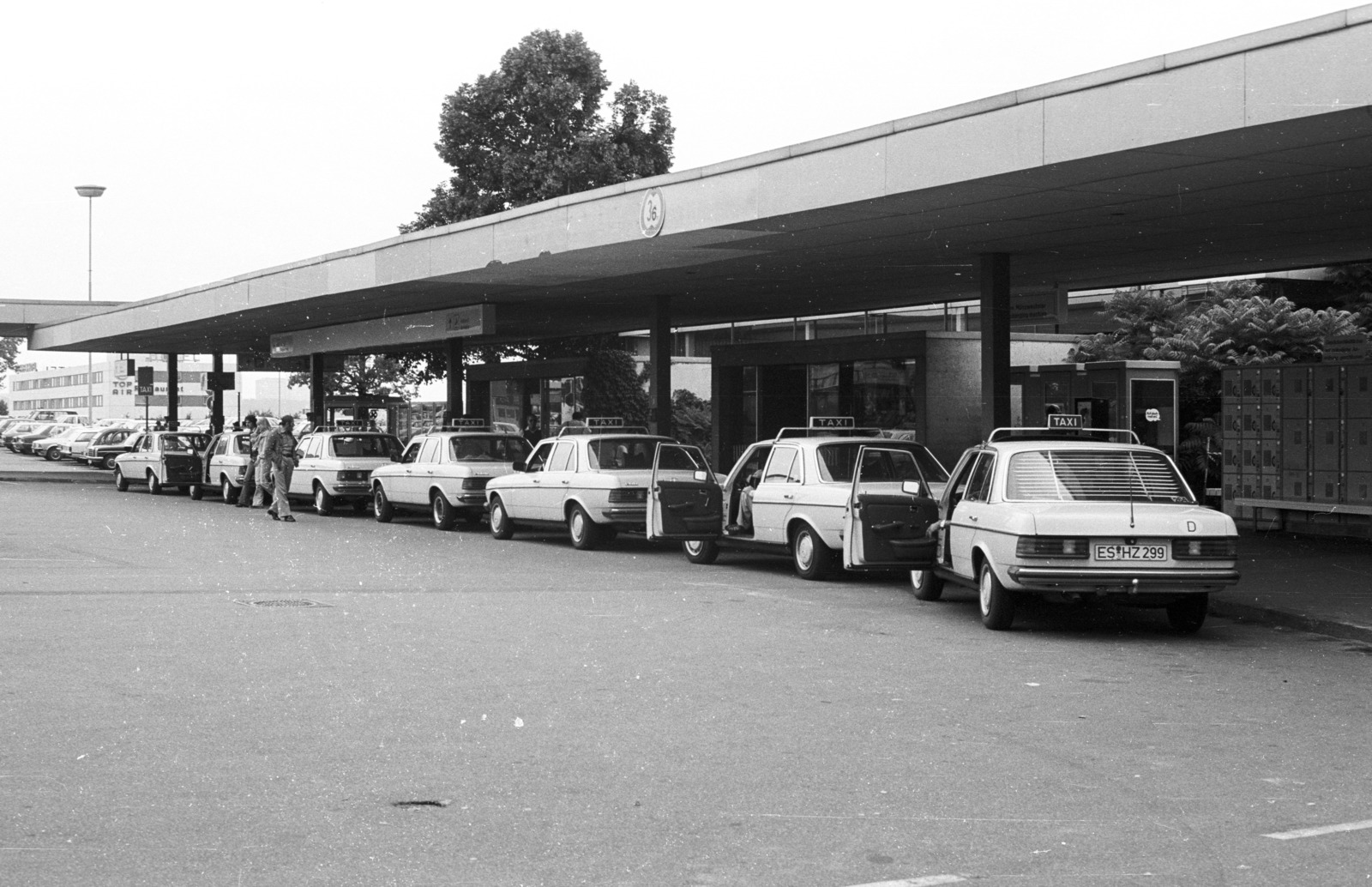 Germany, Stuttgart, taxiállomás a repülőtérnél., 1983, Nagy Gyula, Gerrman brand, taxicab, Mercedes-brand, taxicab stand, FRG, Fortepan #50022