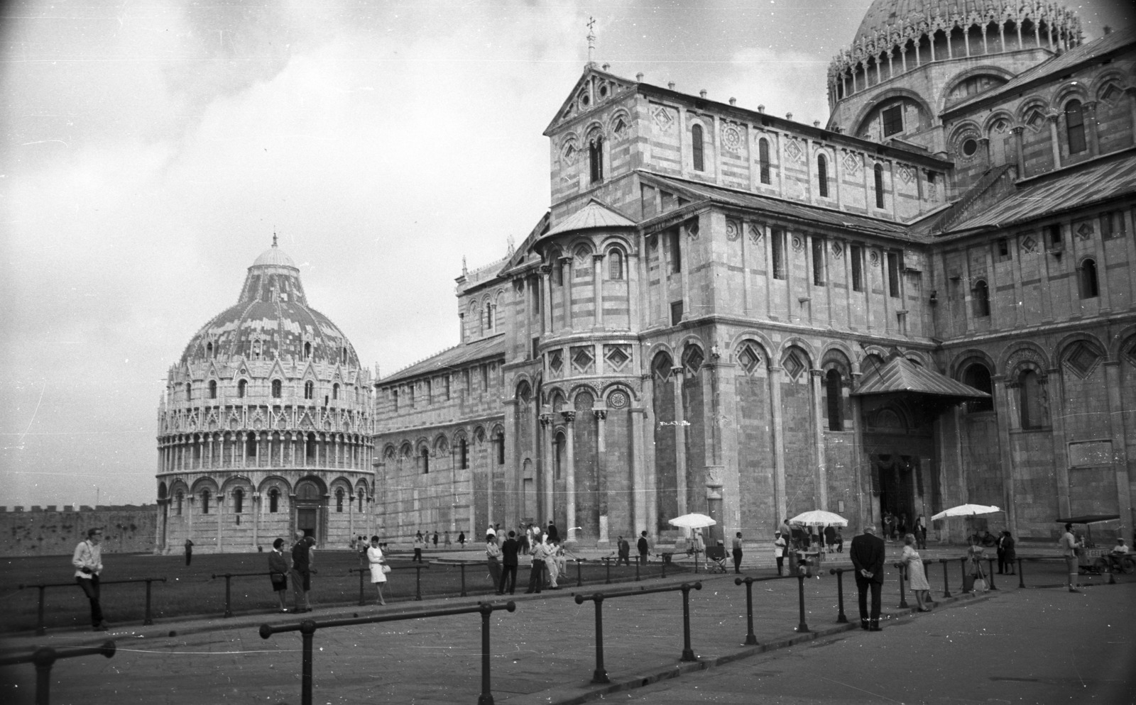 Italy, Pisa, Dóm tér, szemben a keresztelő kápolna, jobbra a Dóm., 1969, Nagy Gyula, Fortepan #50031