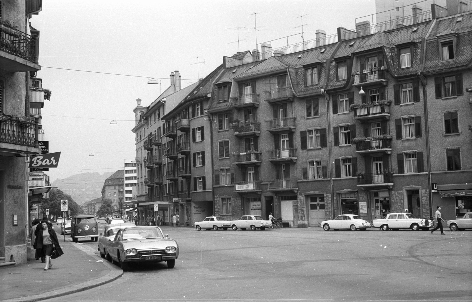 Svájc, Zürich, Sihlfeldstrasse a Gertrudstrasse felől a Badenerstrasse felé nézve., 1969, Nagy Gyula, járókelő, Mercedes-márka, Volkswagen-márka, mikrobusz, automobil, bár, Volkswagen Typ2, Volkswagen Transporter 1, Fortepan #50036