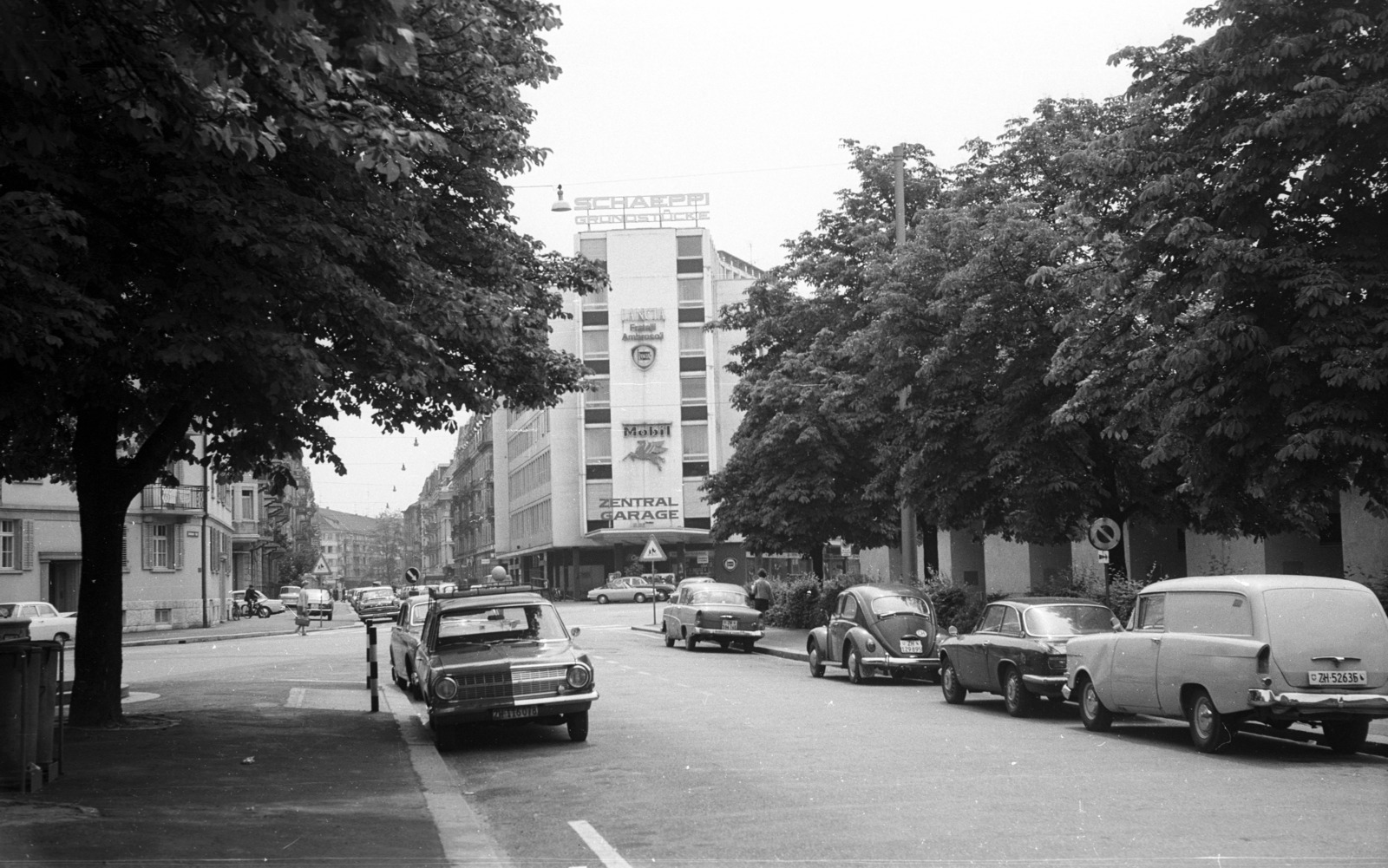 Svájc, Zürich, Zentralstrasse, a Sihlfeldstrasse kereszteződése felé nézve., 1969, Nagy Gyula, német gyártmány, Opel-márka, Volkswagen-márka, automobil, Opel Kadett, rendszám, Opel Rekord P1, Volkswagen Bogár, Fortepan #50038